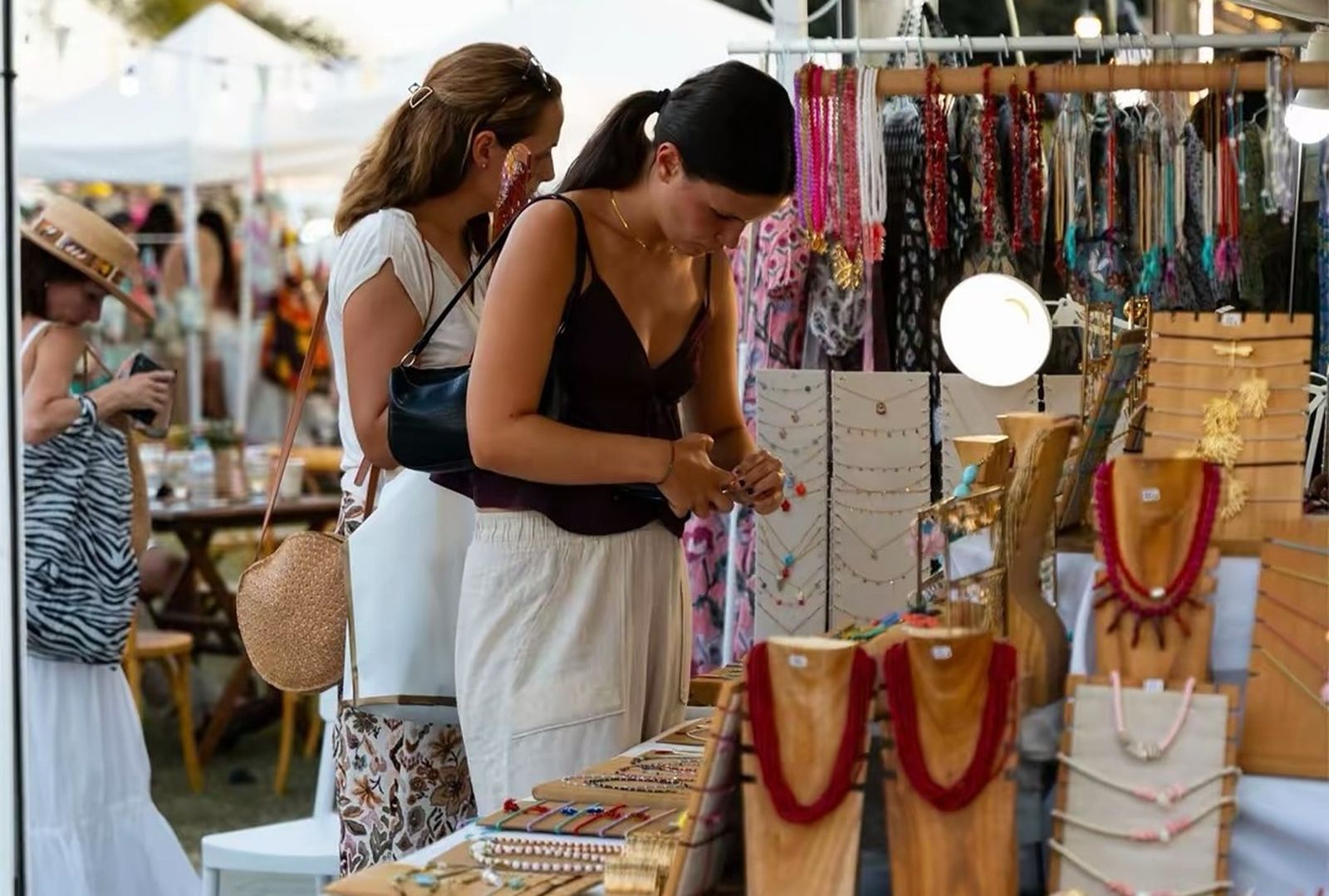 Mercadillo con encanto en el Club Las redes, en el Puerto de Santa María.