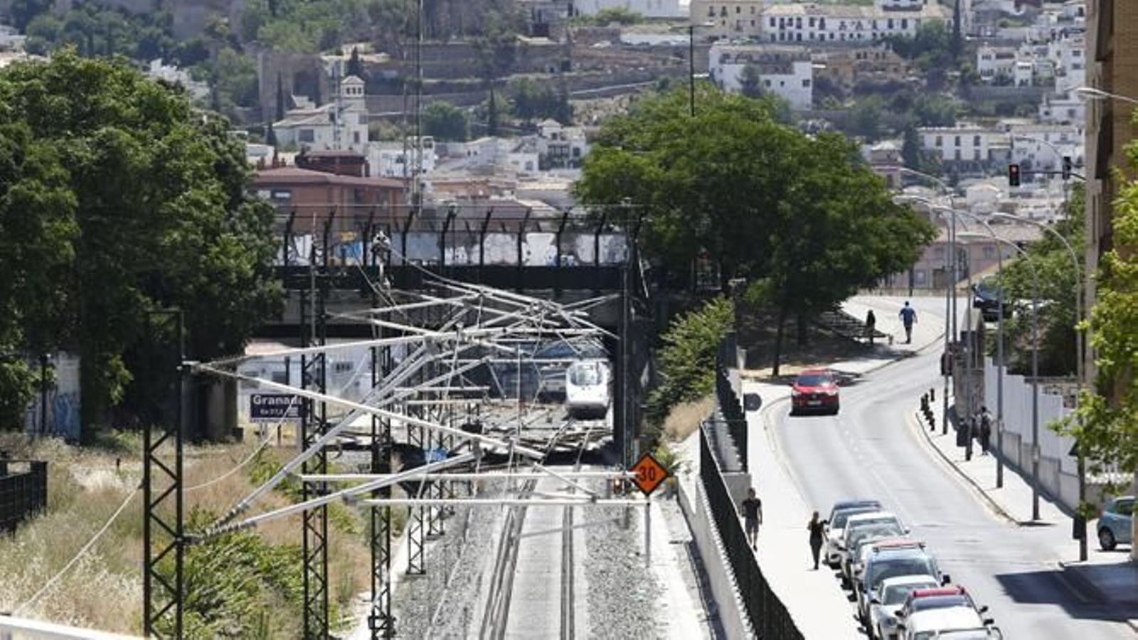 El AVE, a su paso por La Chana.