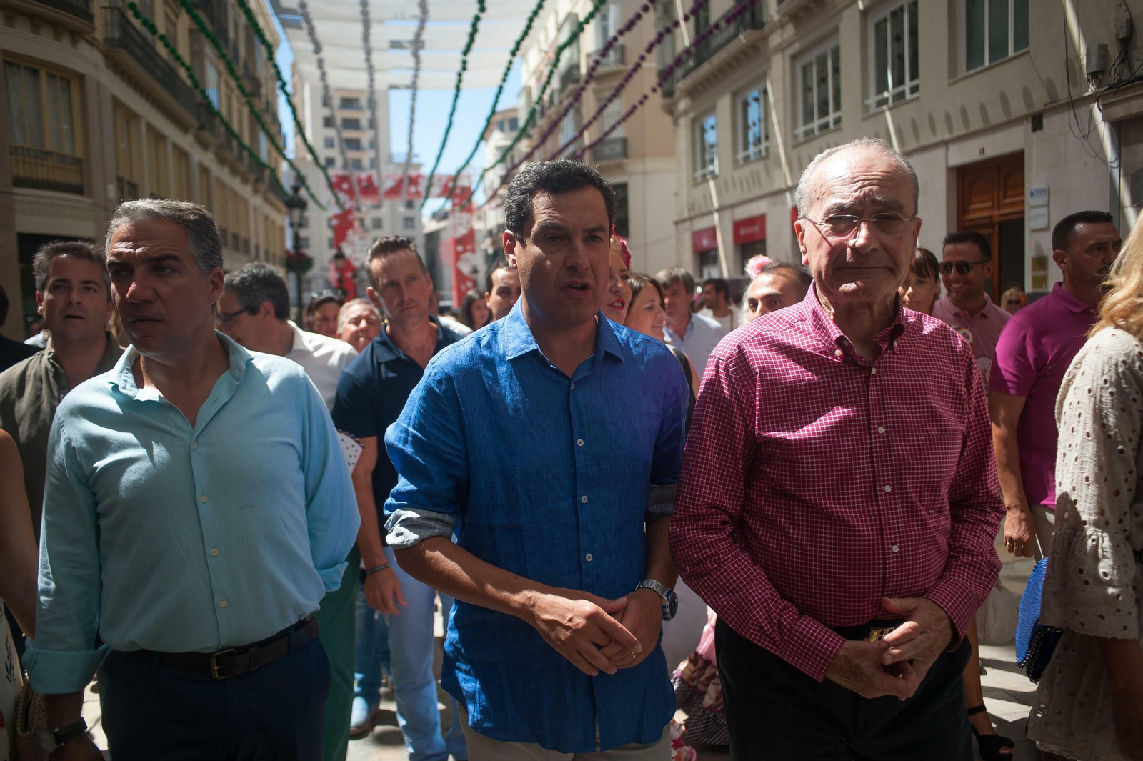 Moreno Bonilla, en el centro de la imagen, de recorrido por la Feria de Málaga.