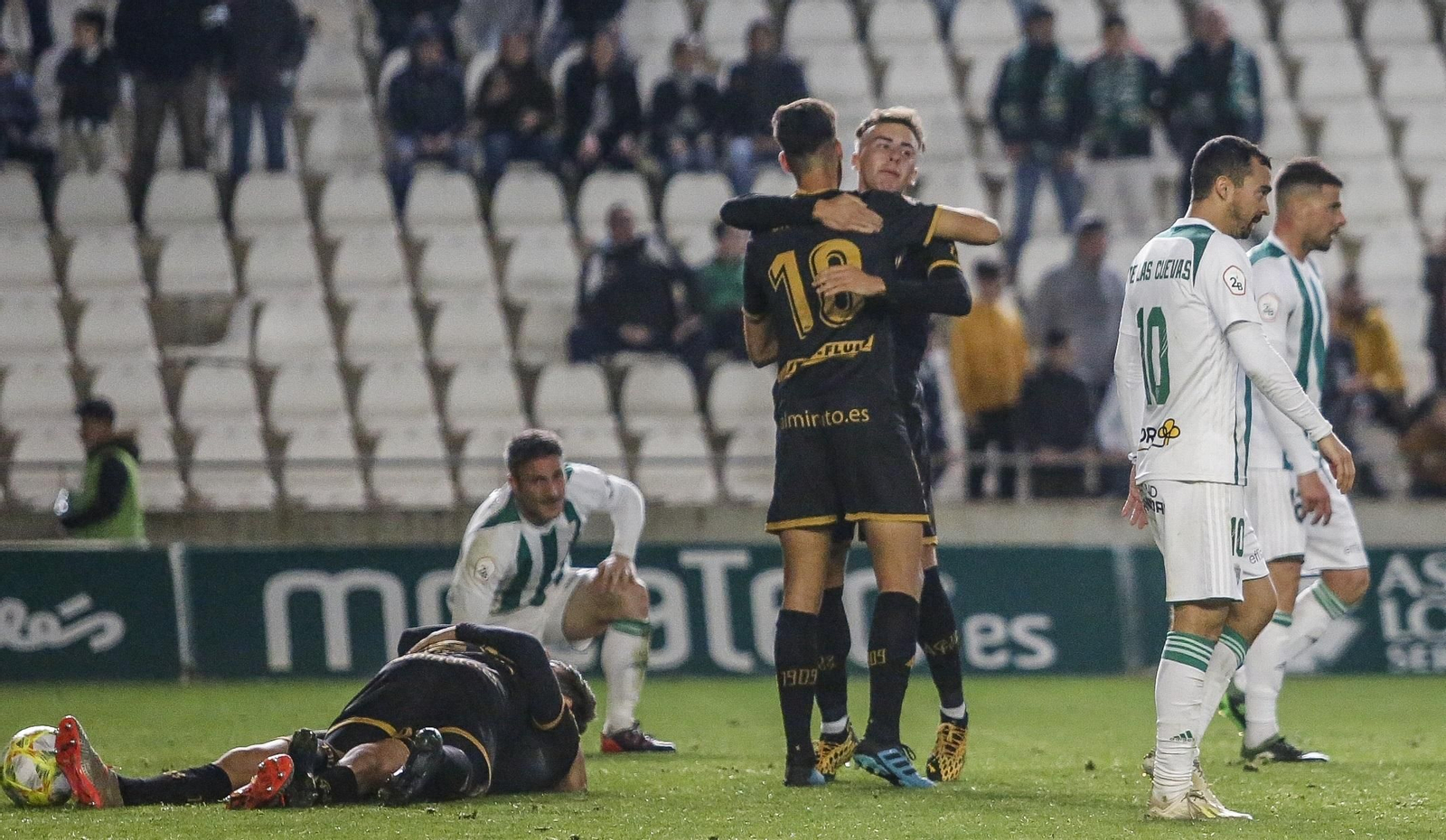 Los jugadores del Algeciras celebran el triunfo ante De las Cuevas, Molina y Piovaccari.