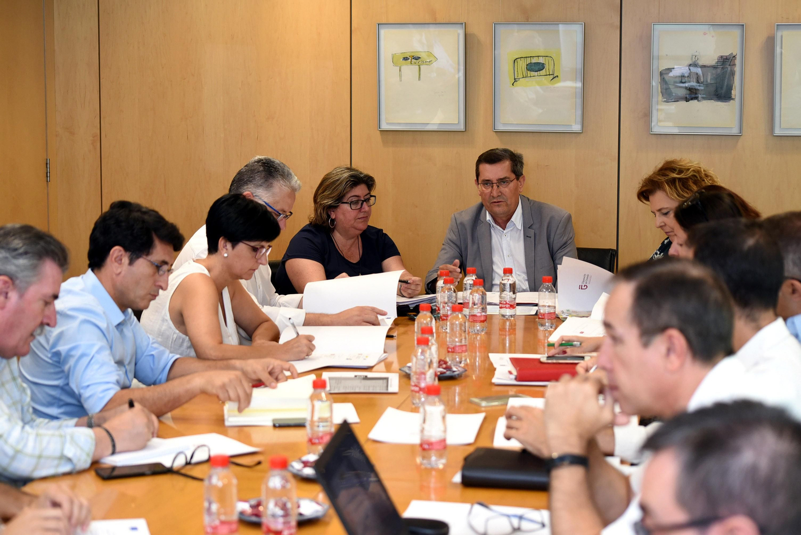 El presidente de la Diputación, José Entrena, al fondo, durante la reunión.