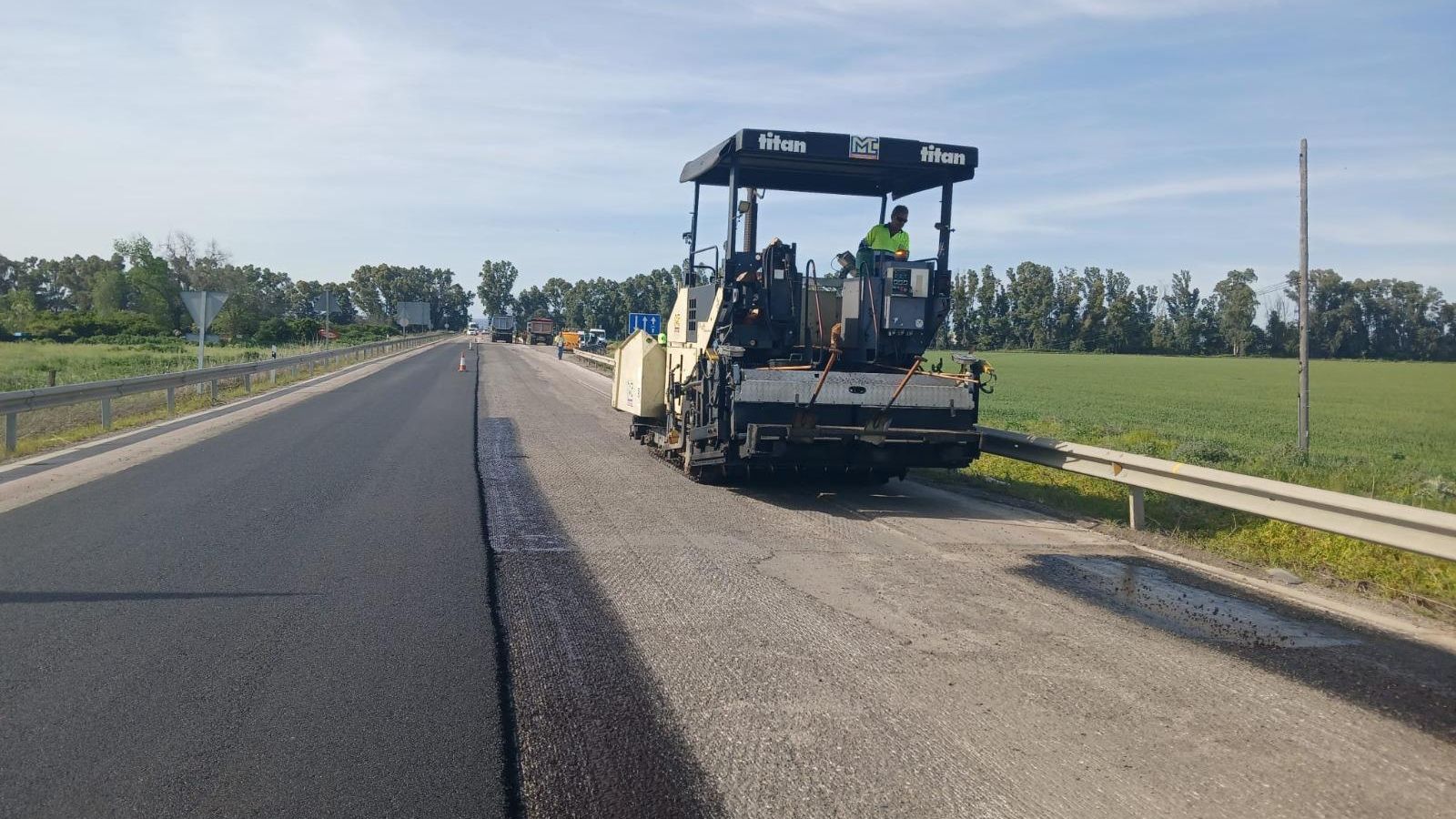 Máquina realiza trabajos de repavimentación de la calzada