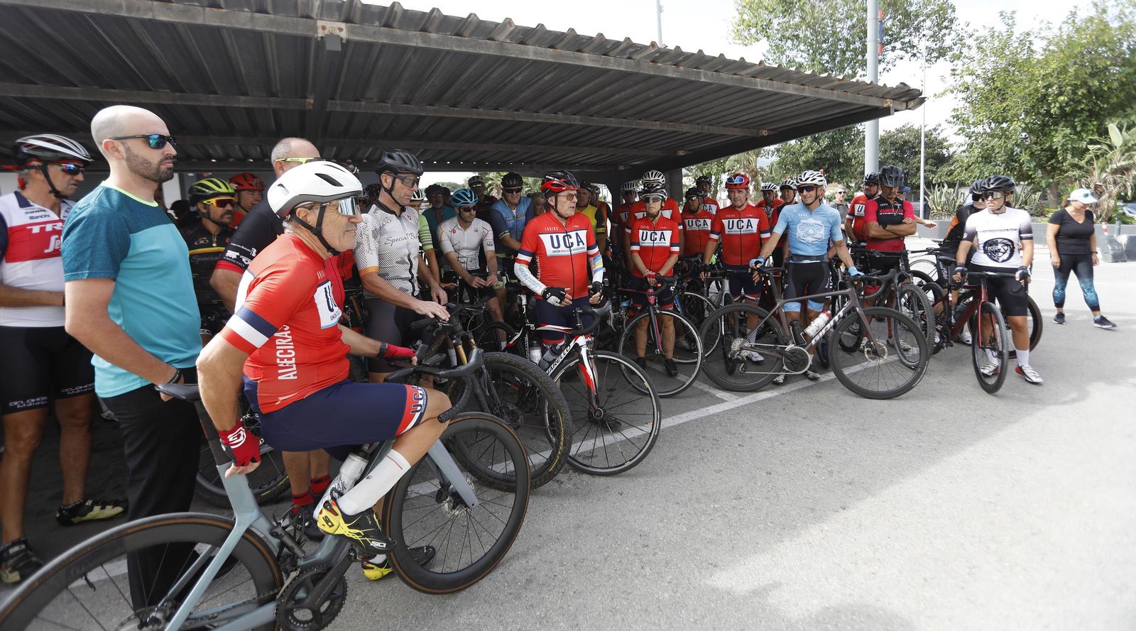 Las imágenes de la concentración en memoria del ciclista atropellado en Algeciras