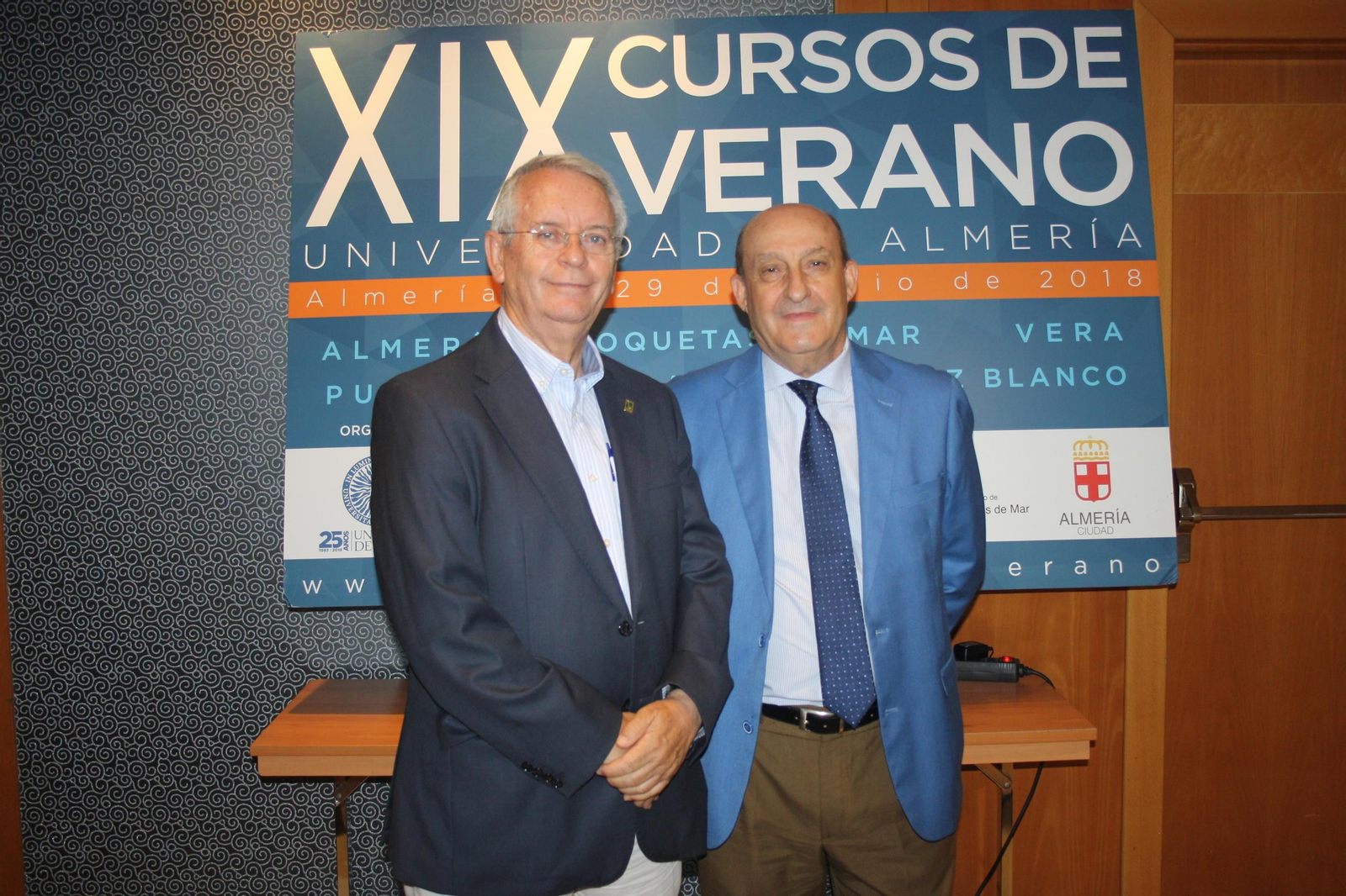 Florencio Vicente Castro, catedrático de Psicología por la Universidad de Extremadura, junto a David Padilla, director del curso.