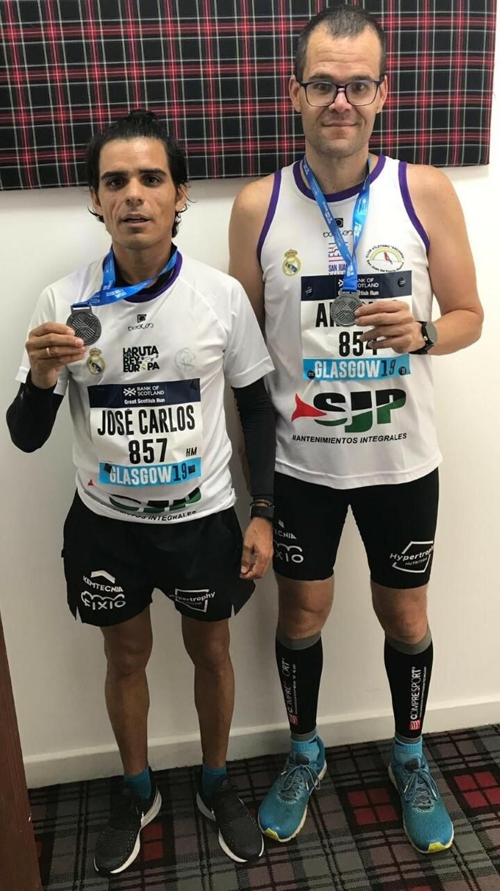 Los onubenses Galván y Bendala, tras acabar la media maratón de Glasgow. Los onubenses Galván y Bendala, tras acabar la media maratón de Glasgow.