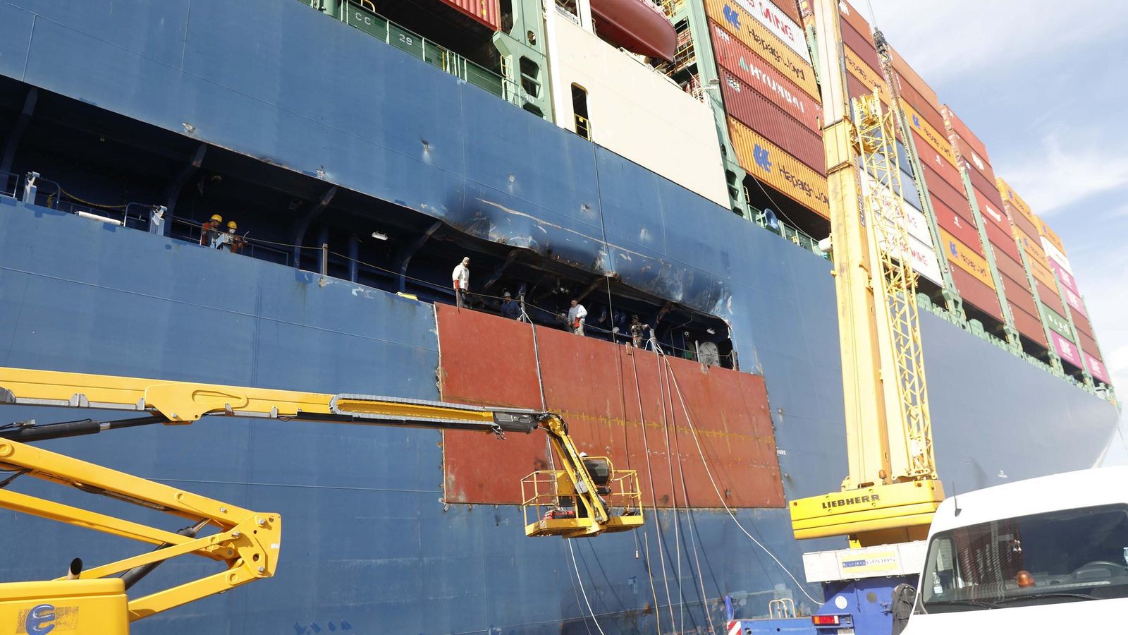 La reparación consistió en cortar todas las planchas dañadas en el casco, así como los refuerzos interiores necesarios.