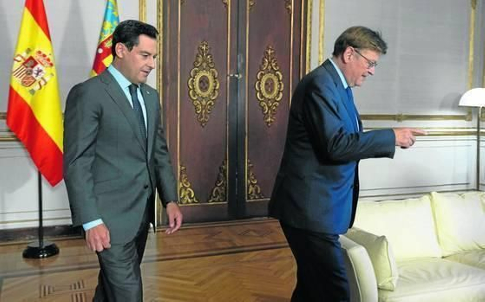 El presidente de la Junta, Juanma Moreno, con su homólogo de la Comunidad Valenciana, Ximo Puig, en una reunión sobre el sistema de financiación.