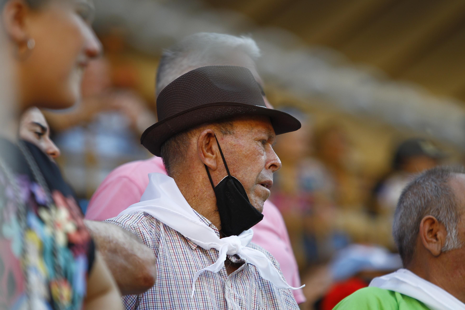 Imágenes del ambiente en la novillada organizada por la Escuela Taurina de Almería