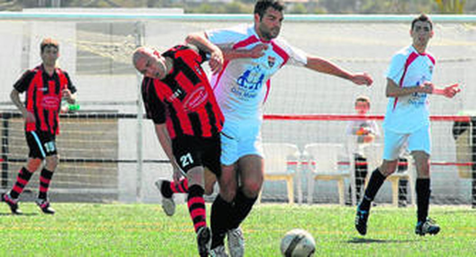 Una pugna del Chiclana Industrial/Tarifa jugado ayer en El Fontanal.