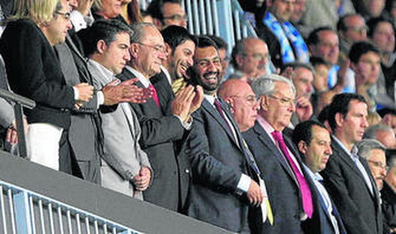 El jeque Al-Thani bromea con Moayad Shatat en La Rosaleda.