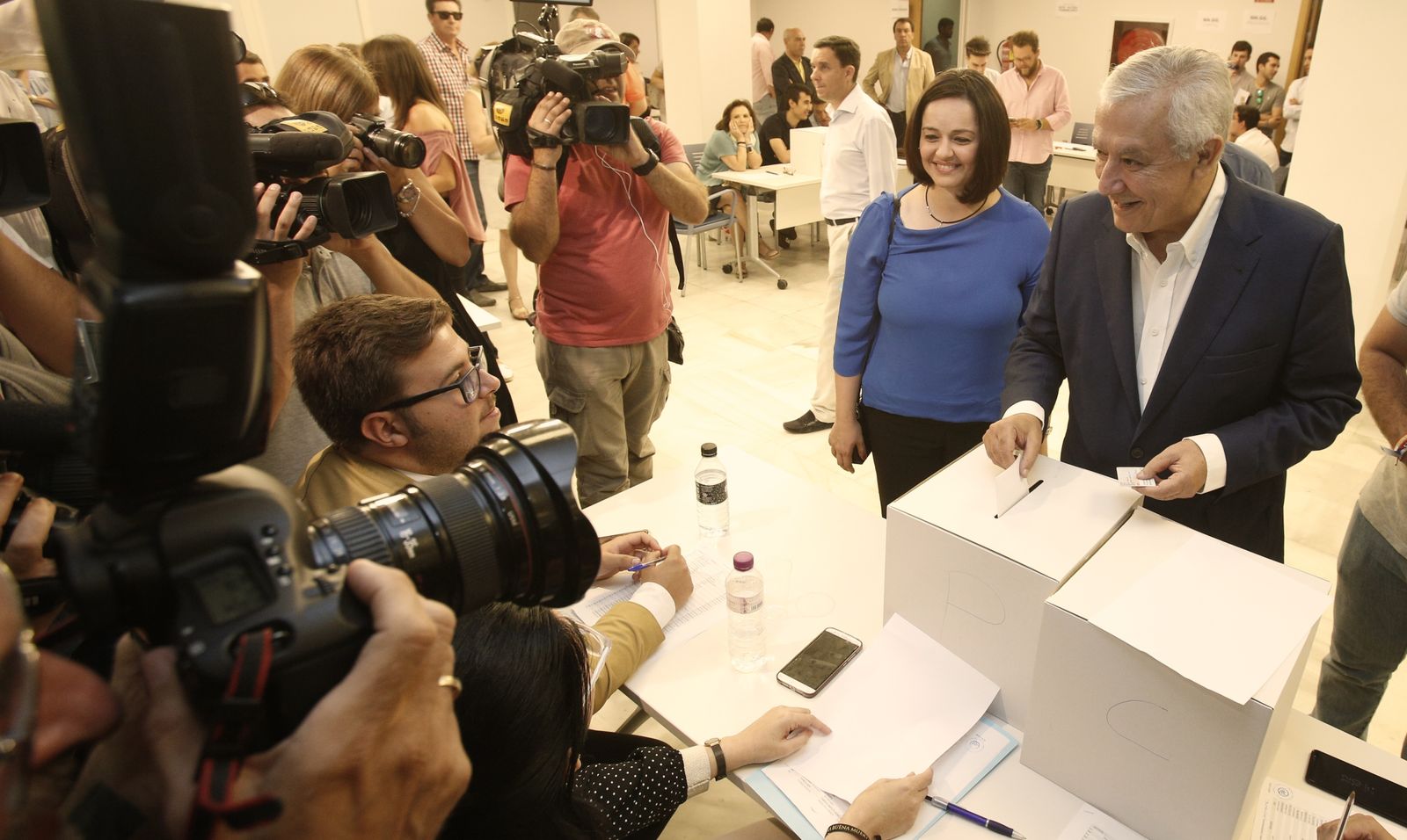 Javier Arenas vota en las primarias del PP.