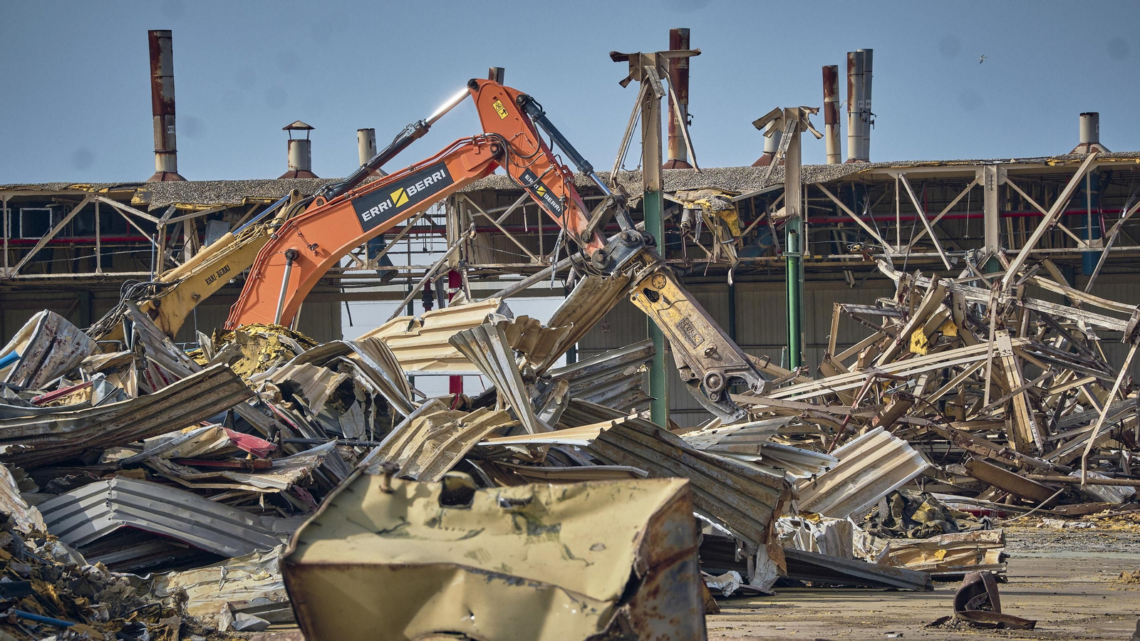 Derribo de la antigua factoría de Delphi.