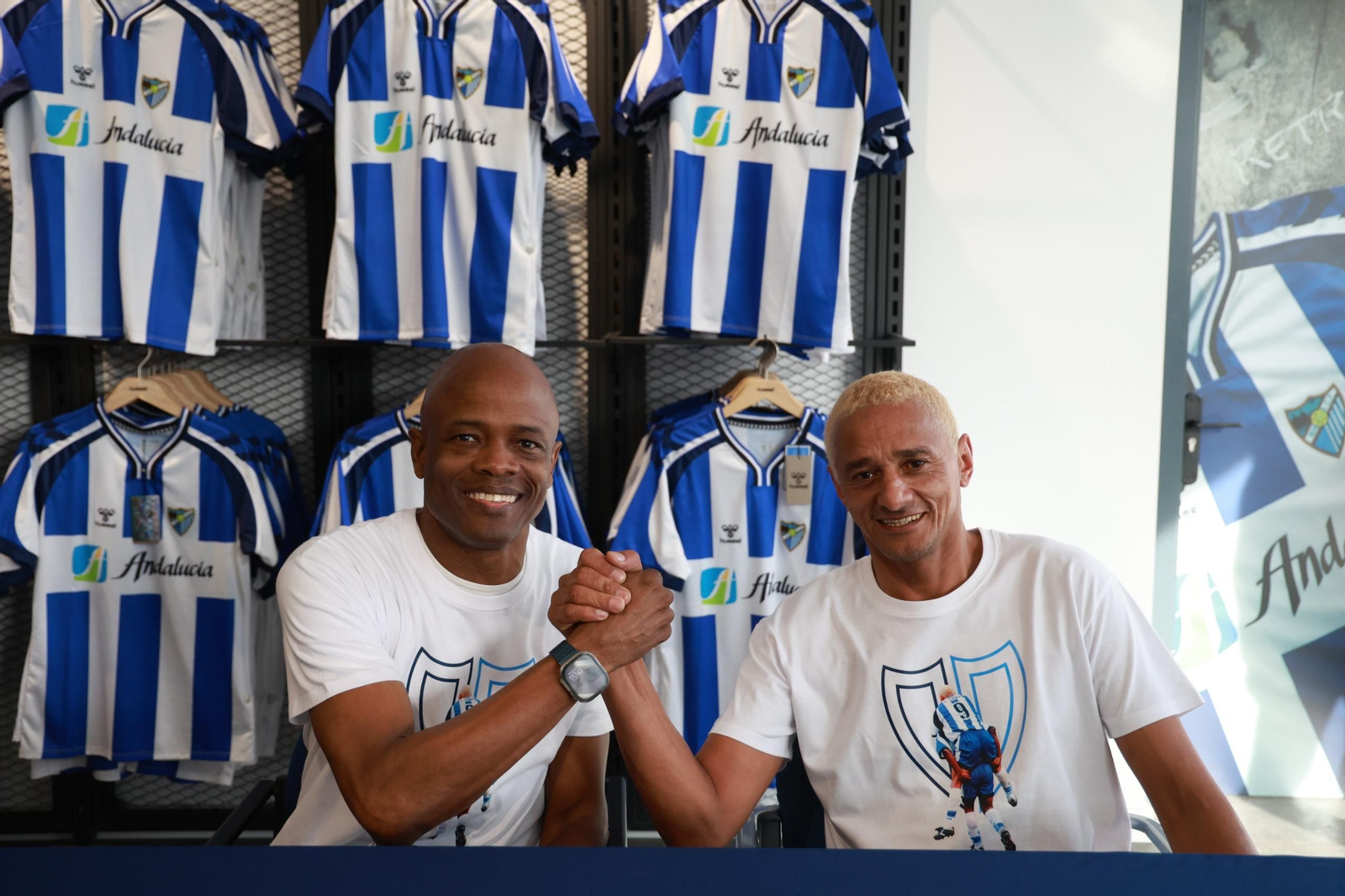 Dely Valdés y Darío Silva firman la camiseta retro del Málaga CF a los aficionados