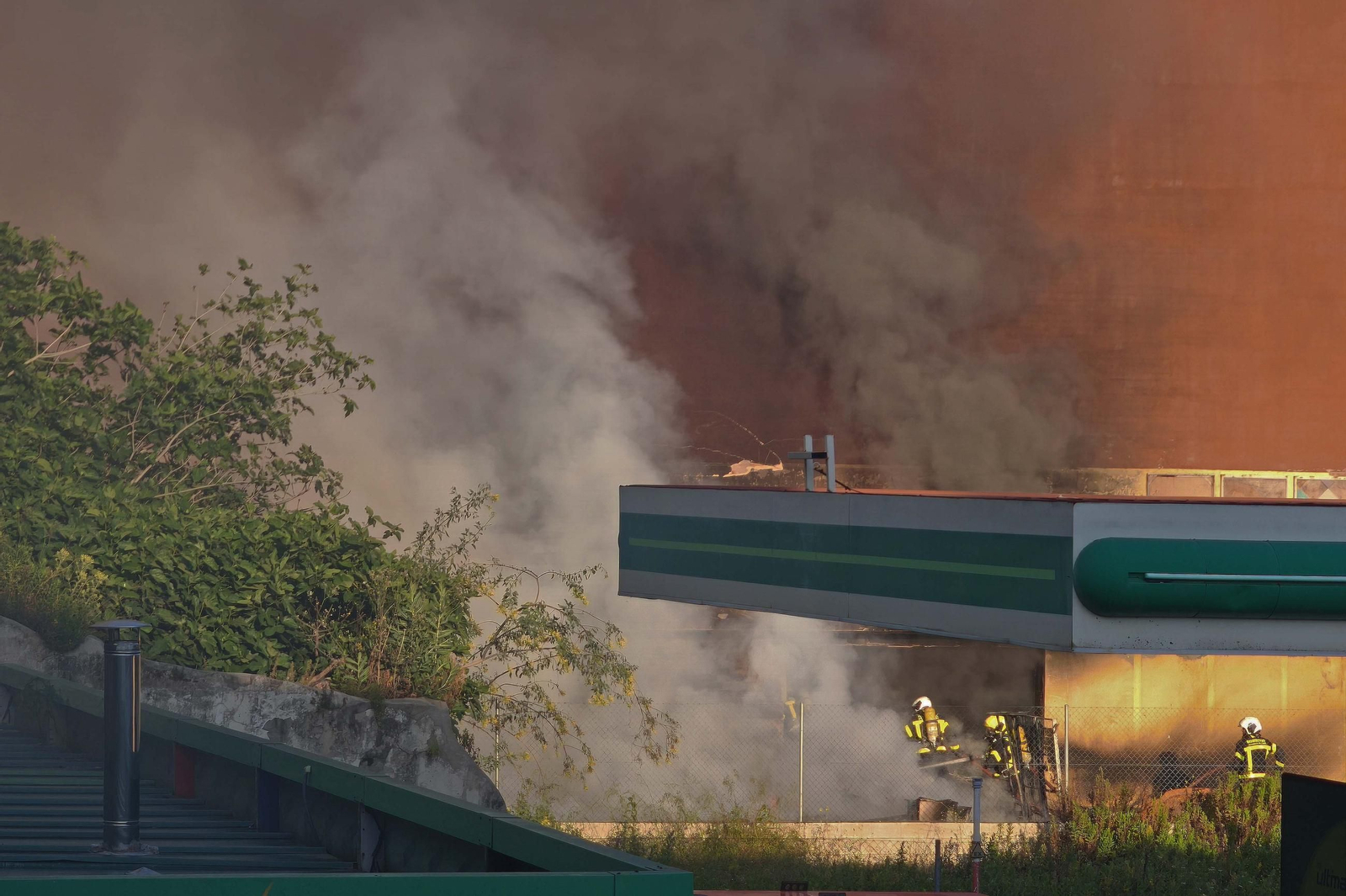 Fotos del incendio de la edificio abandonado en la avenida Gesto por la Paz de Algeciras