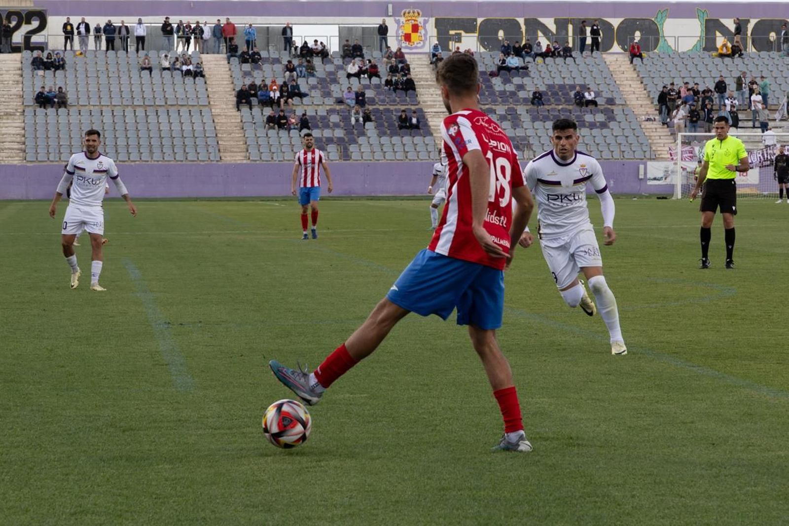 Fernando presiona la salida de balón del Poli Almería, en el duelo de la temporada pasada en el Nuevo Estadio de La Victoria.d Fernando presiona la salida de balón del Poli Almería, en el duelo de la temporada pasada en el Nuevo Estadio de La Victoria.d