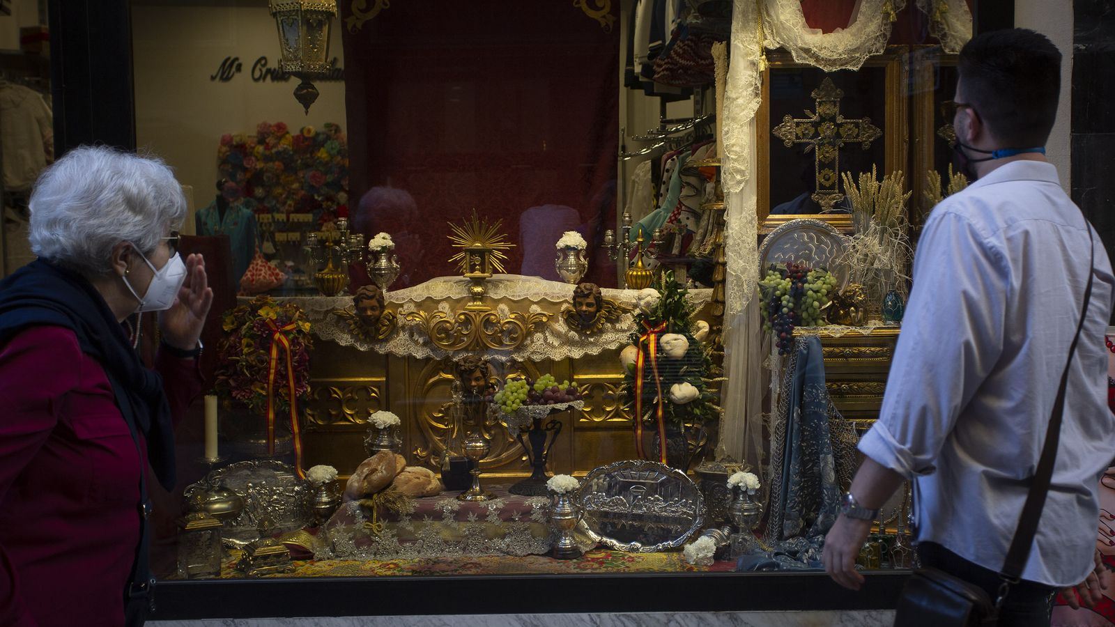 Un comercio de la calle Francos adornado con motivo del Corpus.