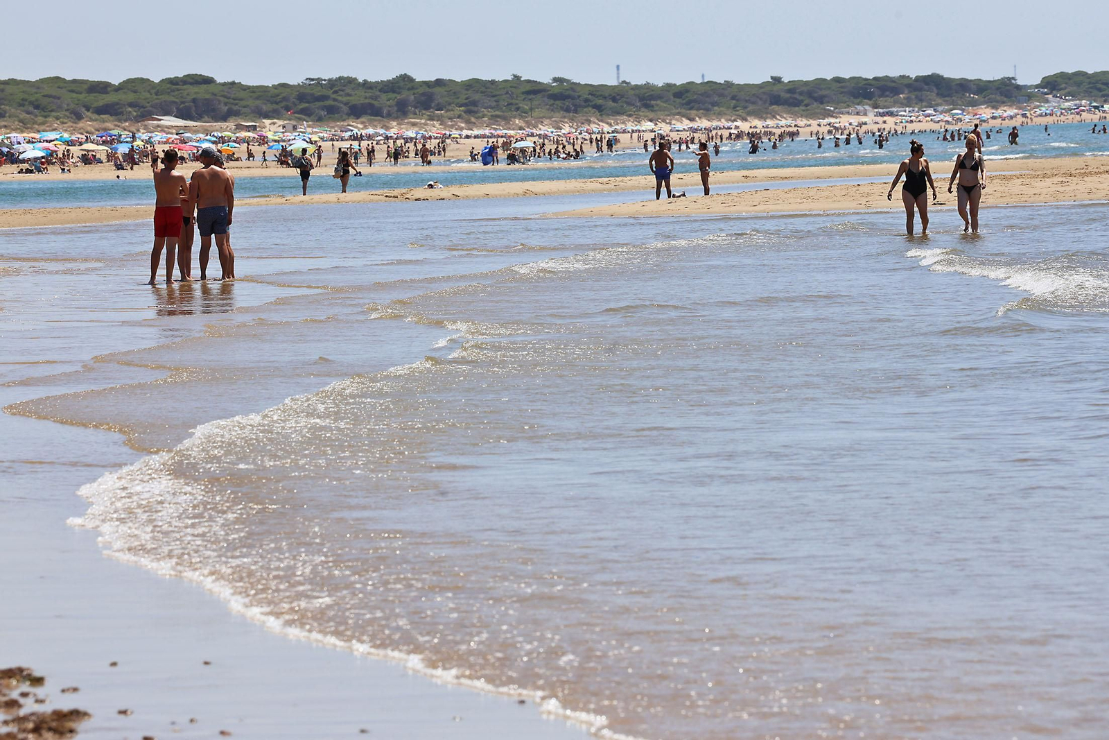 Ambiente en las playas de Huelva en la mañana de domingo