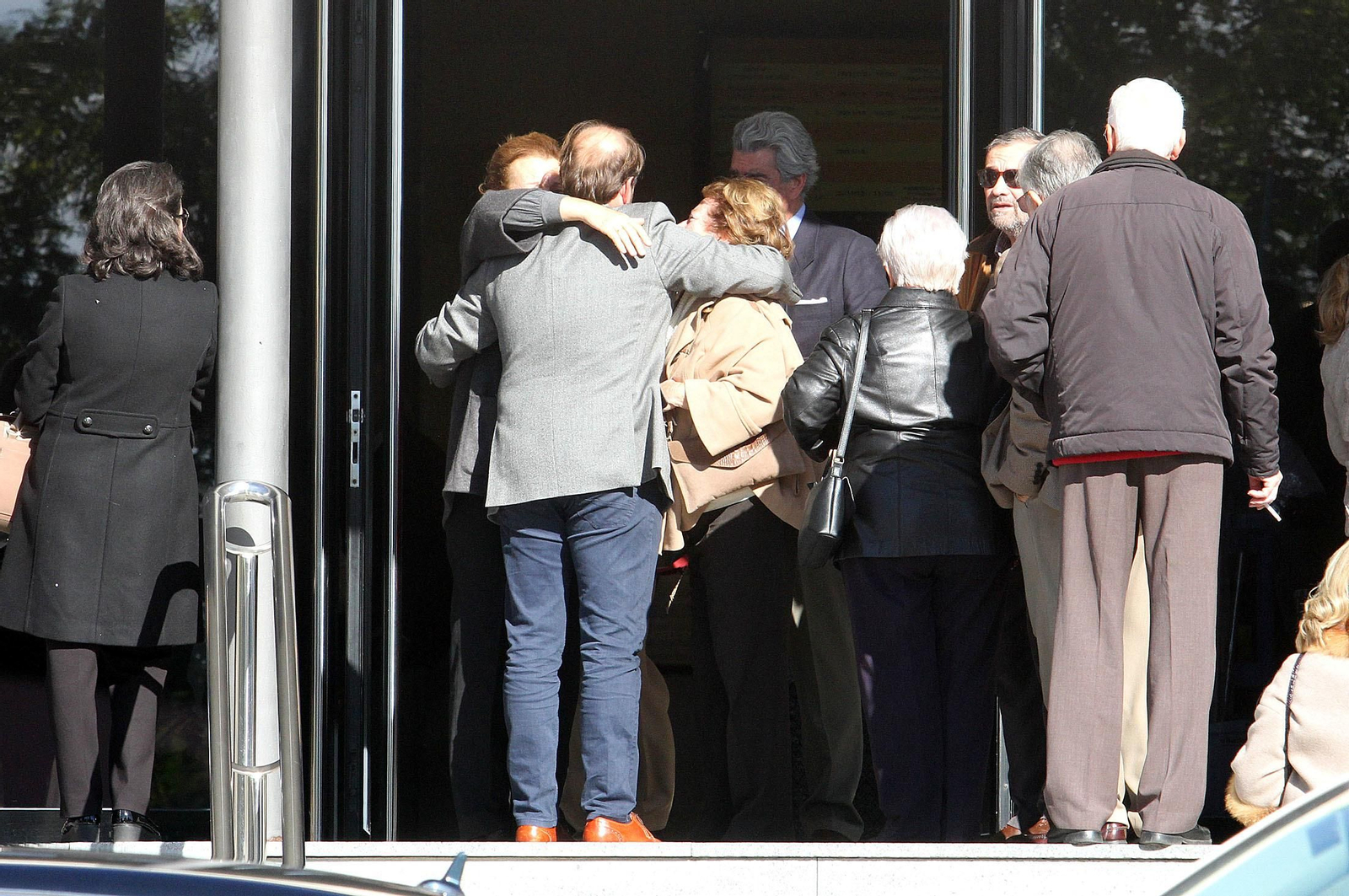 Condolencias a la familia García Palacios durante la mañana en el tanatorio, en imágenes