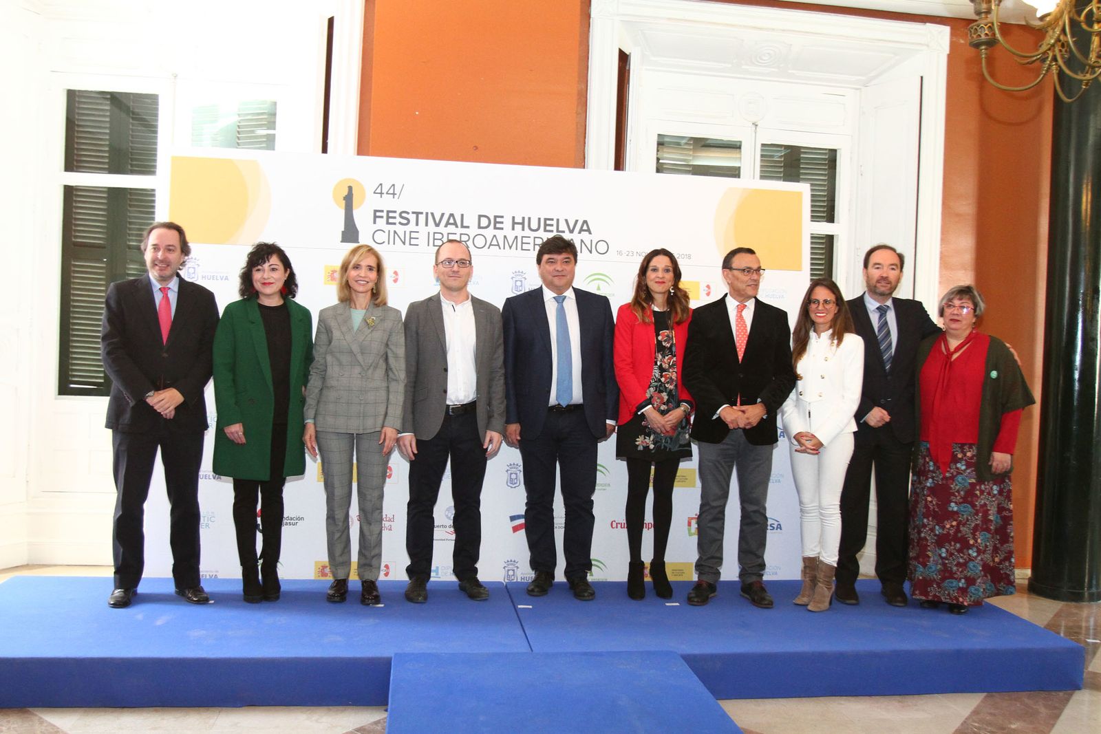 Los miembros del Patronato del Festival posan tras la presentación