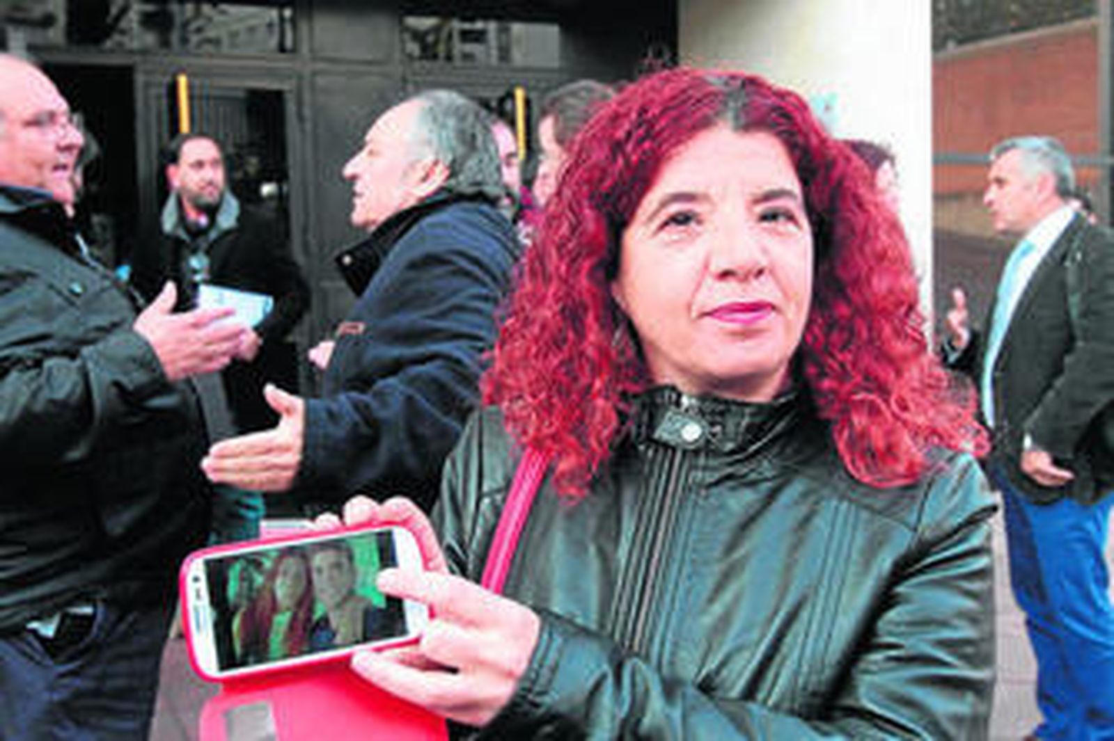 La ex concejal de la formación de izquierdas muestra la foto del denunciado.