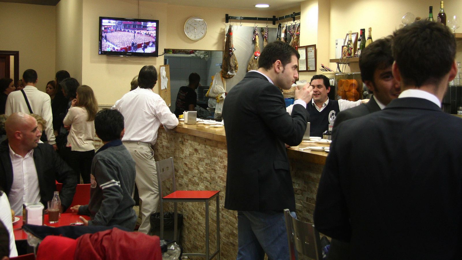 Un bar lleno de clientes en Semana Santa.