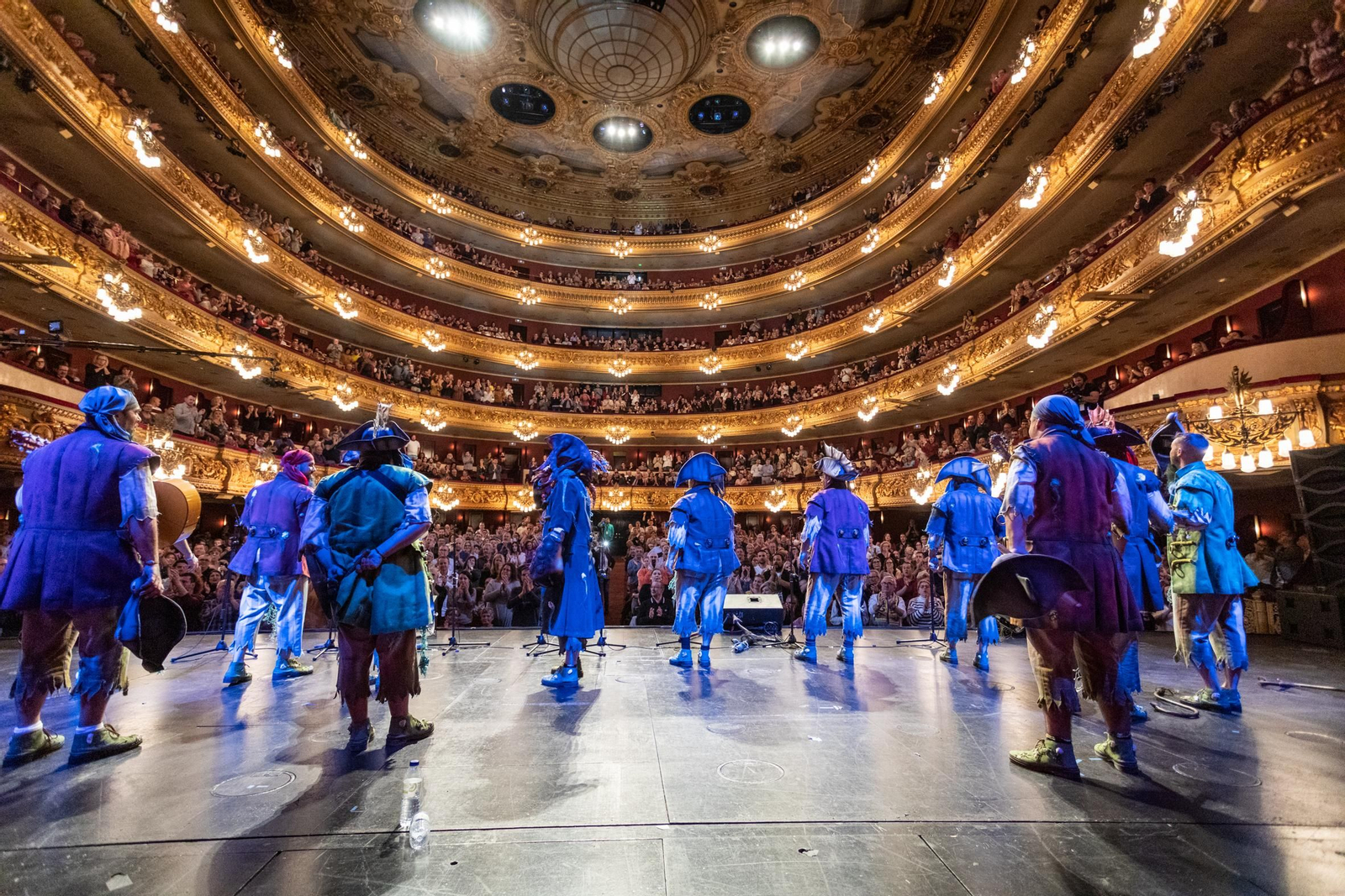 La chirigota 'La maldición de la lapa negra' cerro la jornada