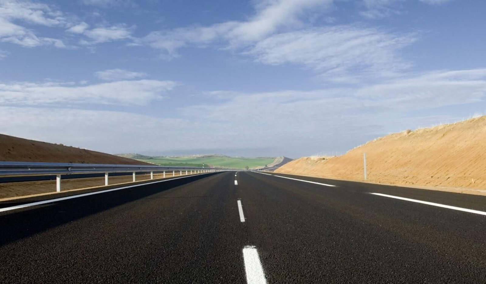 Una carretera recién asfaltada. Una carretera recién asfaltada.
