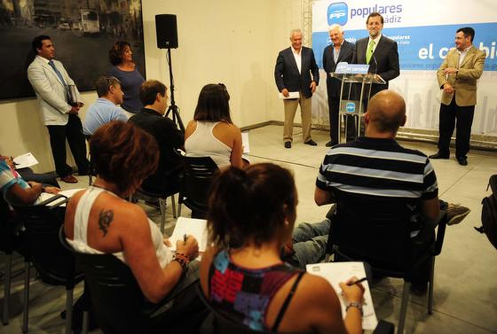 La cúpula del PP, con Mariano Rajoy que presidió el encuentro mantenido ayer en La Isla con los empresarios

Foto: Elias Pimentel