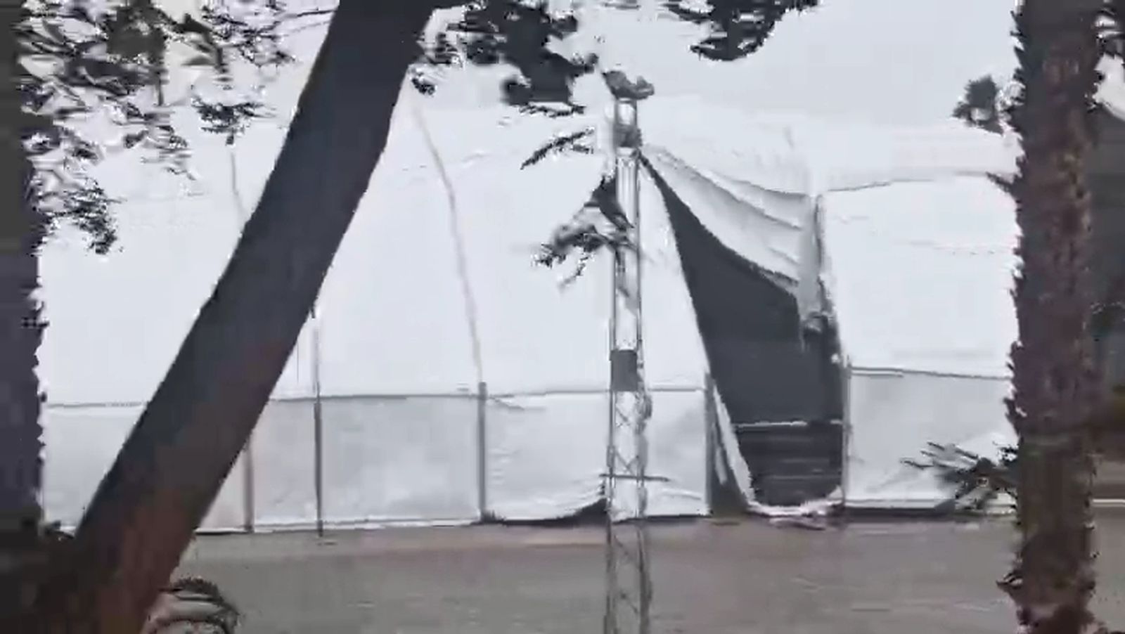 La borrasca Kristin provoca desperfectos al pabellón multiusos del Paseo Marítimo de Puerto Real