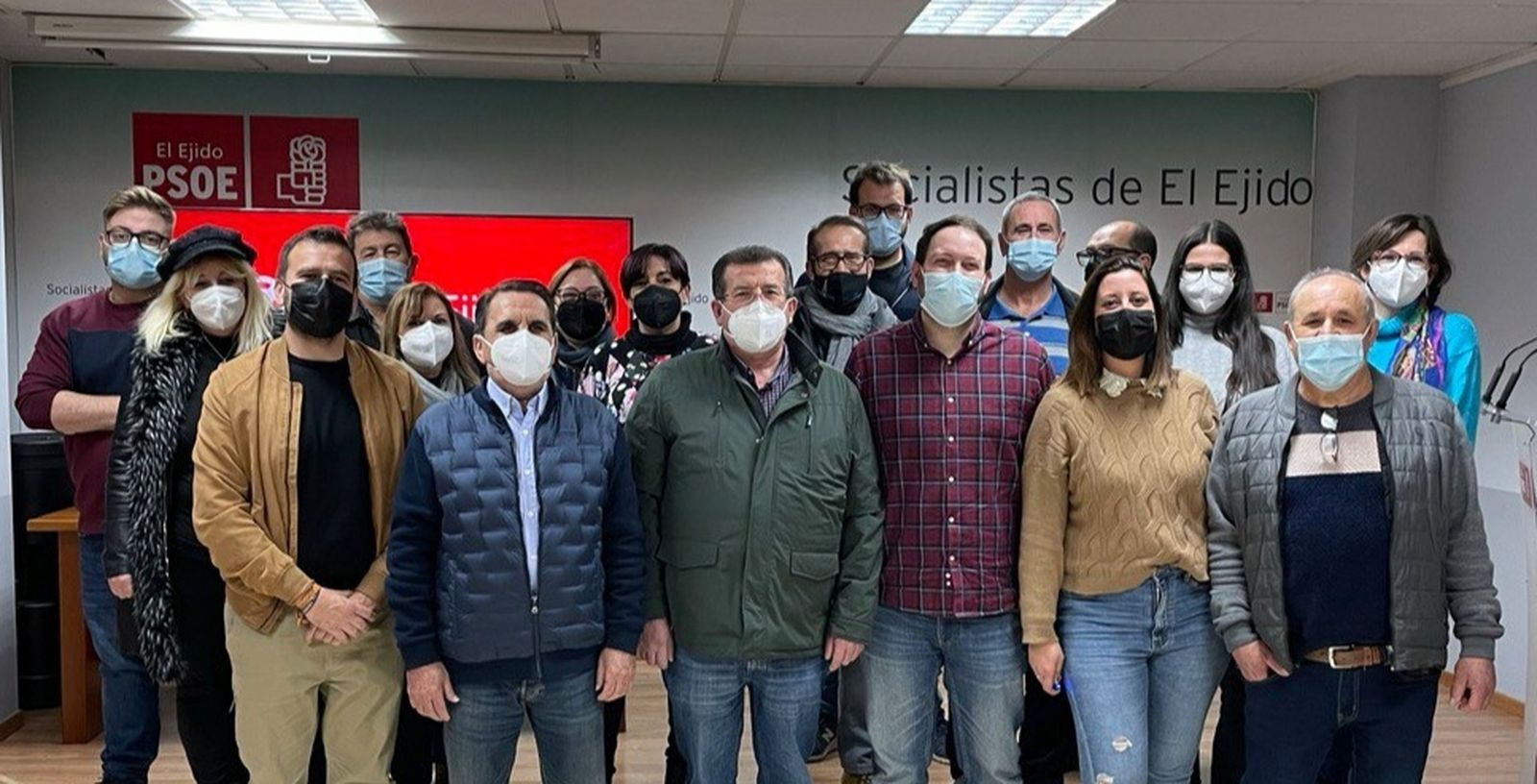 Miembros de la nueva Ejecutiva y afiliados, tras la asamblea.