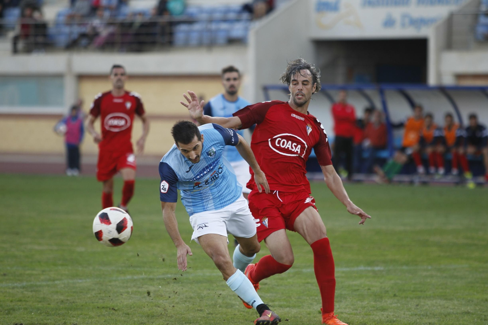 Lolo Garrido pelea por el esférico con Carralero, ex jugador del San Fernando.