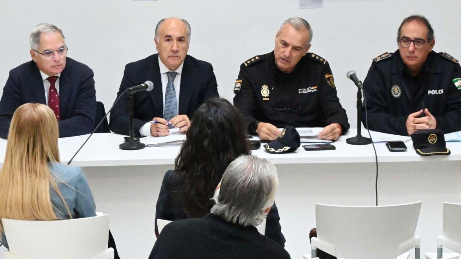 El Ayuntamiento de Algeciras, junto a la Policía Nacional y Local analizan la situación del barrio de La Caridad, este lunes.