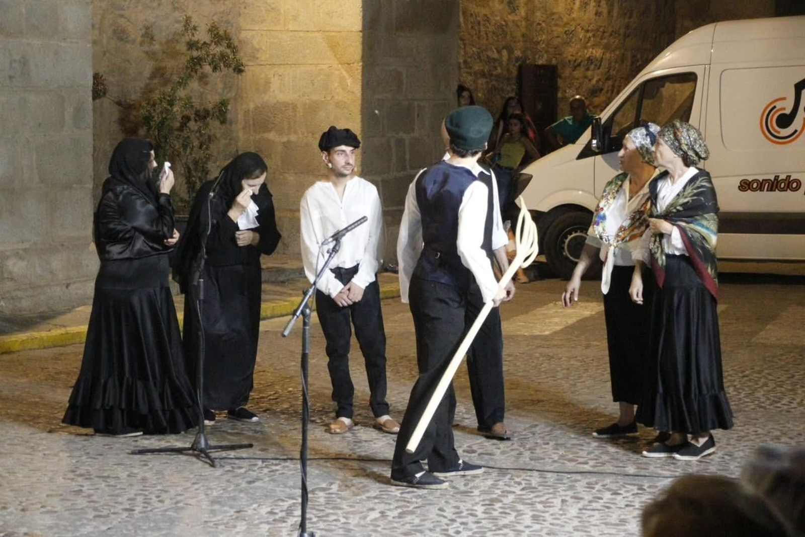 El estreno de 'Mil hombres. El Condesito' en Hinojosa del Duque, en imágenes