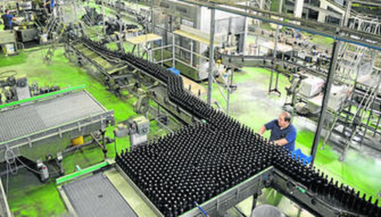 Trabajadores de bodegas Garvey en el tren de embotellado con una partida de vino de marca blanca para un cliente de Estados Unidos.