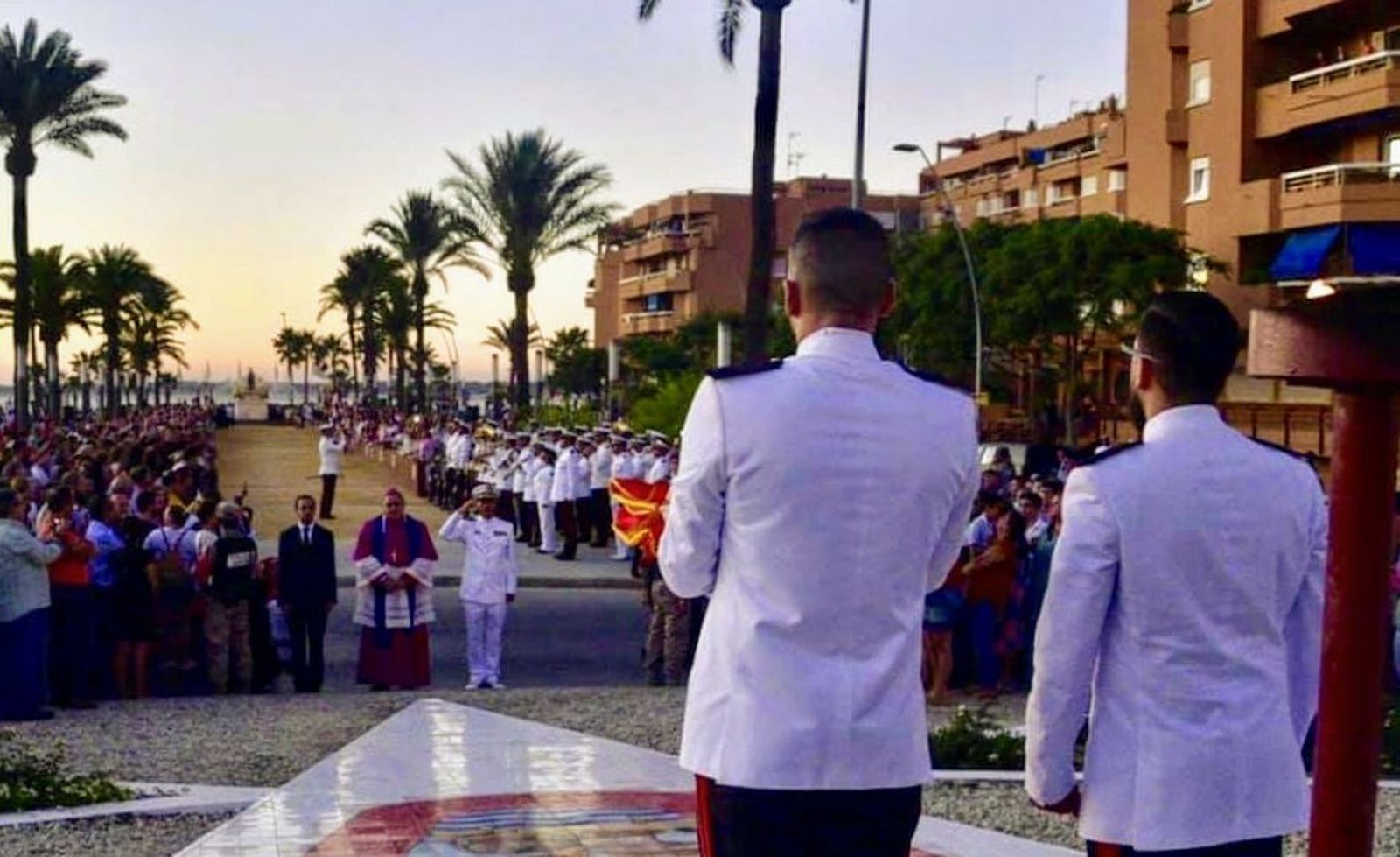 La procesión extraordinaria de la Virgen del Carmen de Bonanza llegó hasta La Calzada, donde la Armada celebró un acto de arriado solemne de la bandera española.