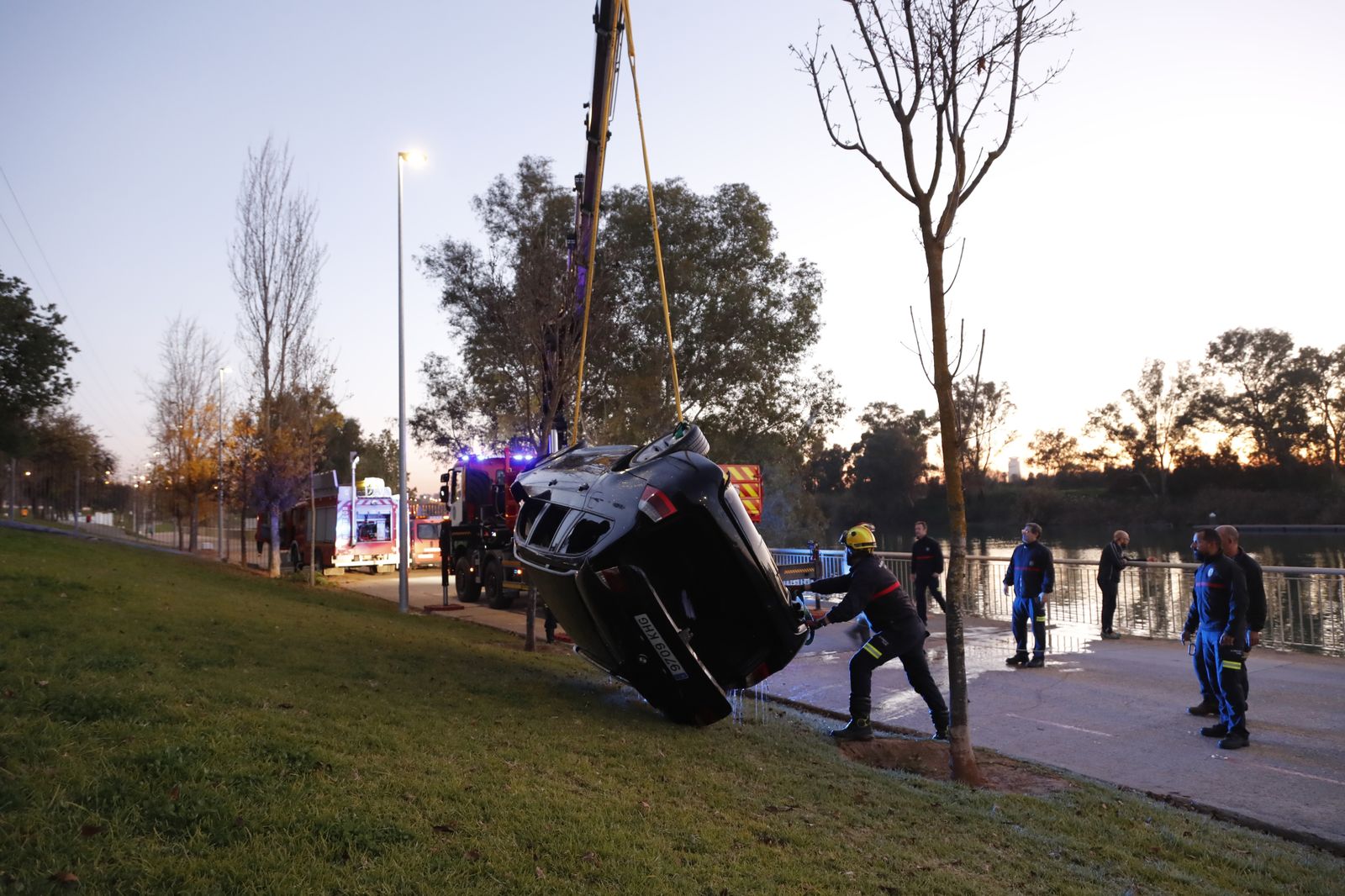Las imágenes de la recuperación del coche del río