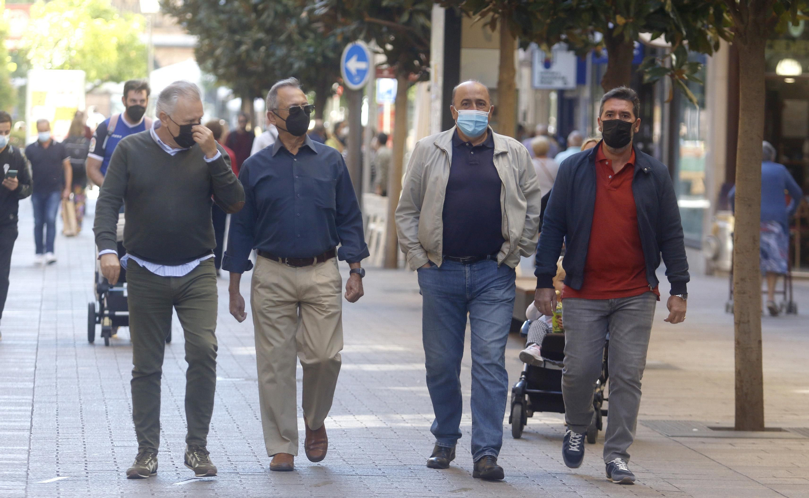Varias personas caminan por el centro de Córdoba.