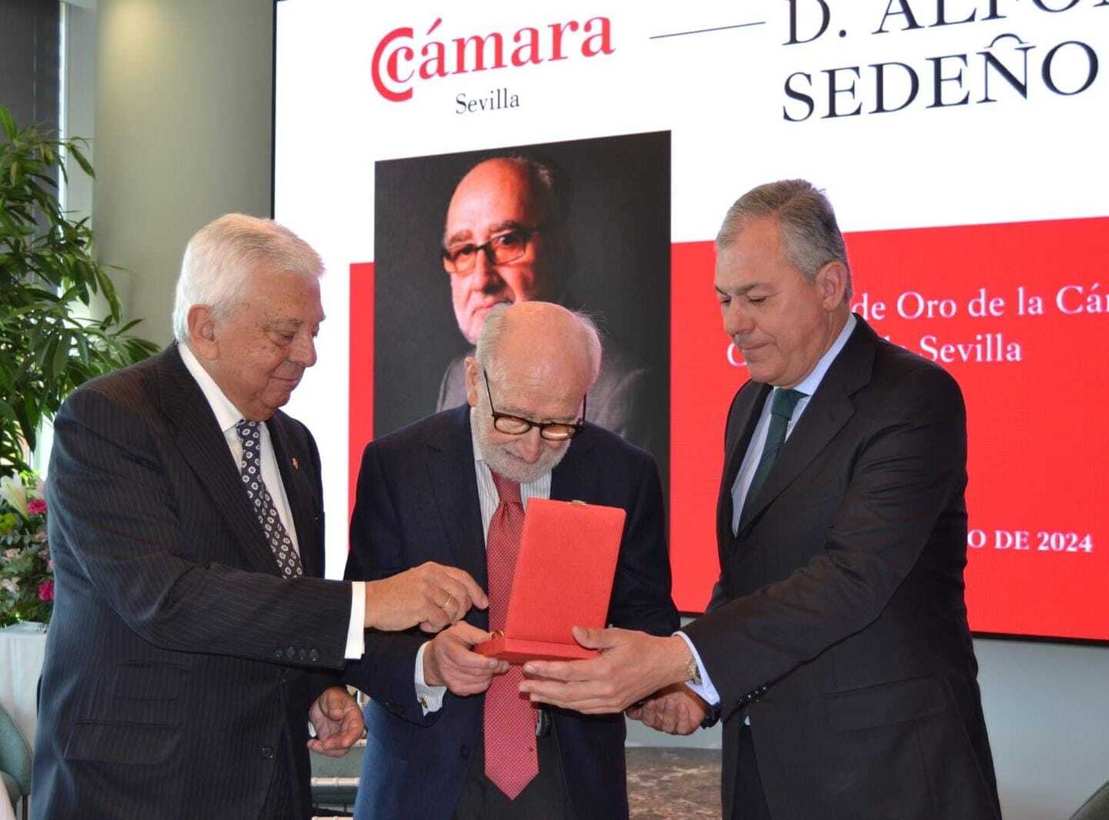 La Cámara de Comercio de Sevilla entrega su Medalla de Oro a Alfonso Sedeño Masot