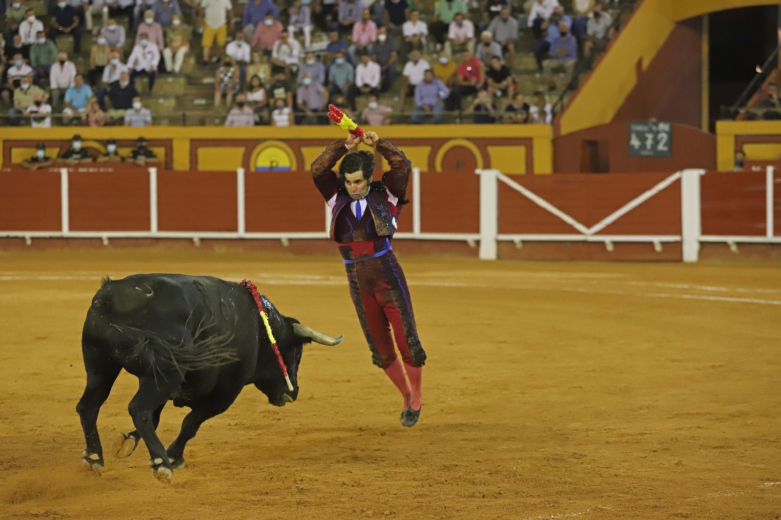 Morante de la Puebla, asomándose al balcón en la suerte de banderillas.