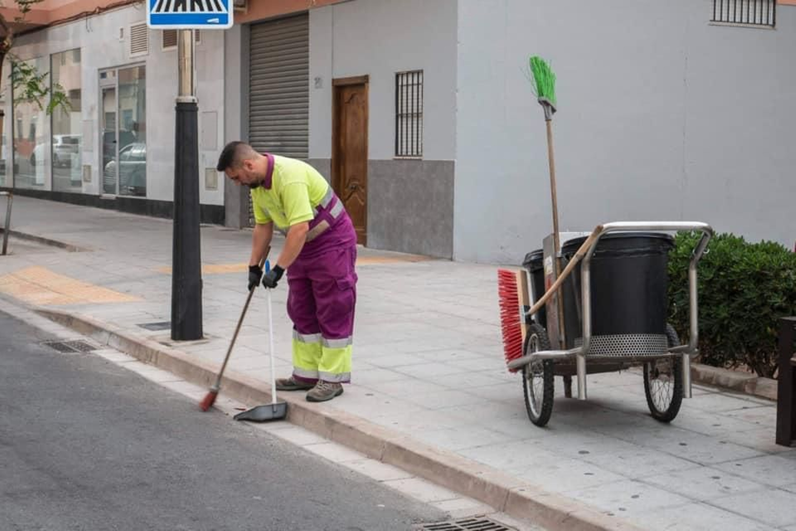 Uno de los barrenderos de la actual empresa concesionaria de la limpieza.