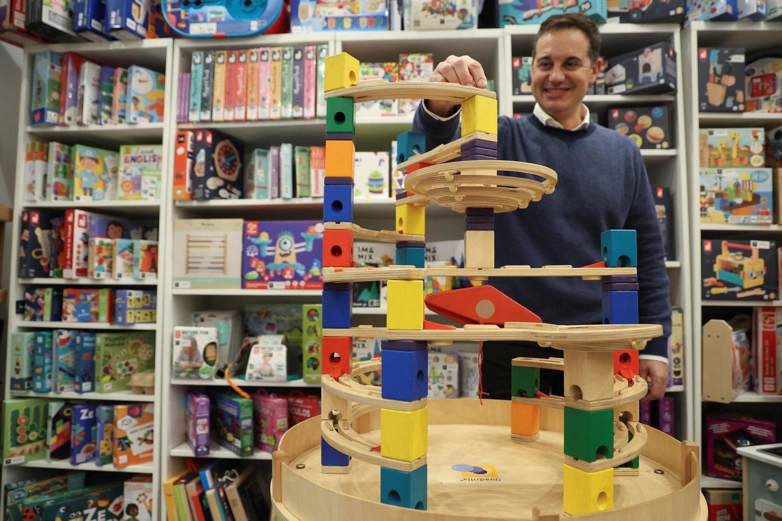 El gerente de Mahatma Showroom, Pablo García, juega con 'Cuadrilla', el juego más vendido.