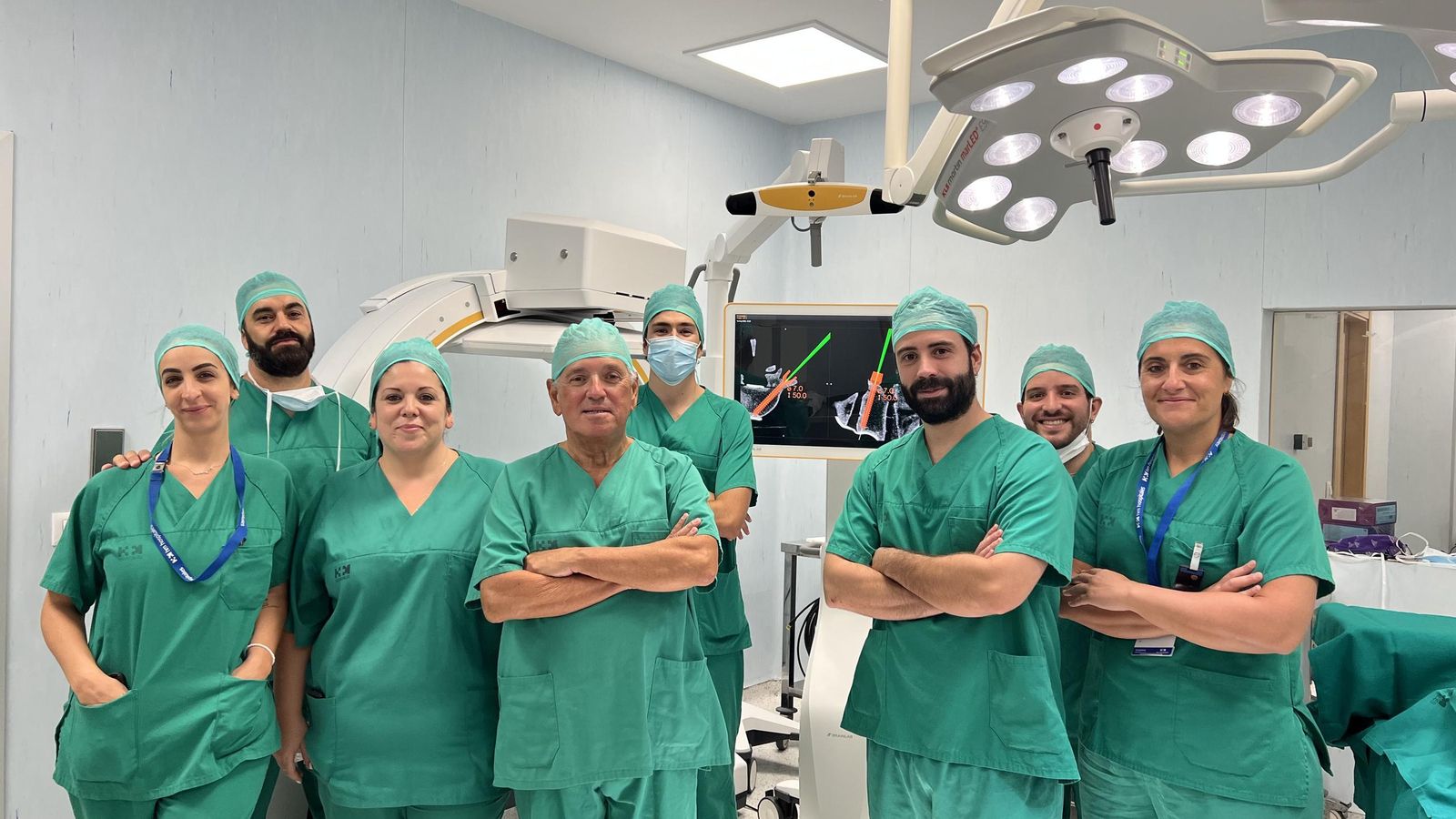 Equipo de Traumatología junto al nuevo navegador de cirugía de columna.