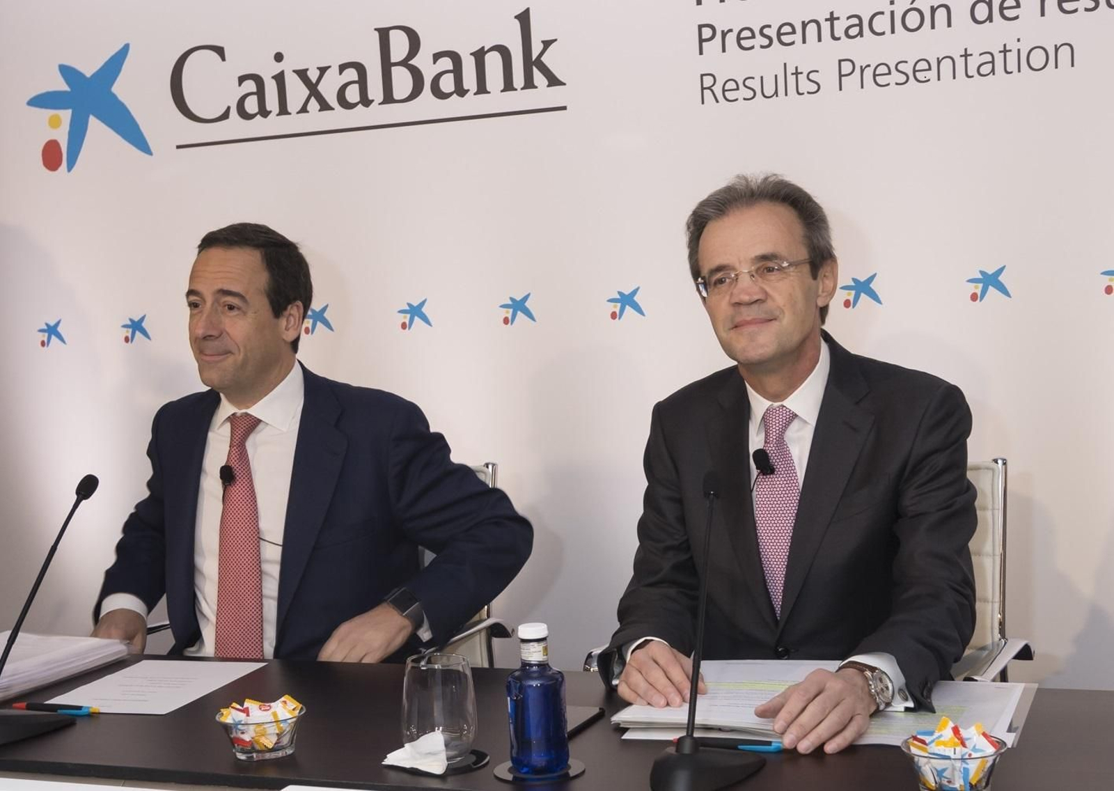 Gonzalo Gortázar, consejero delegado del banco, y Jordi Gual, presidente de Caixabank.