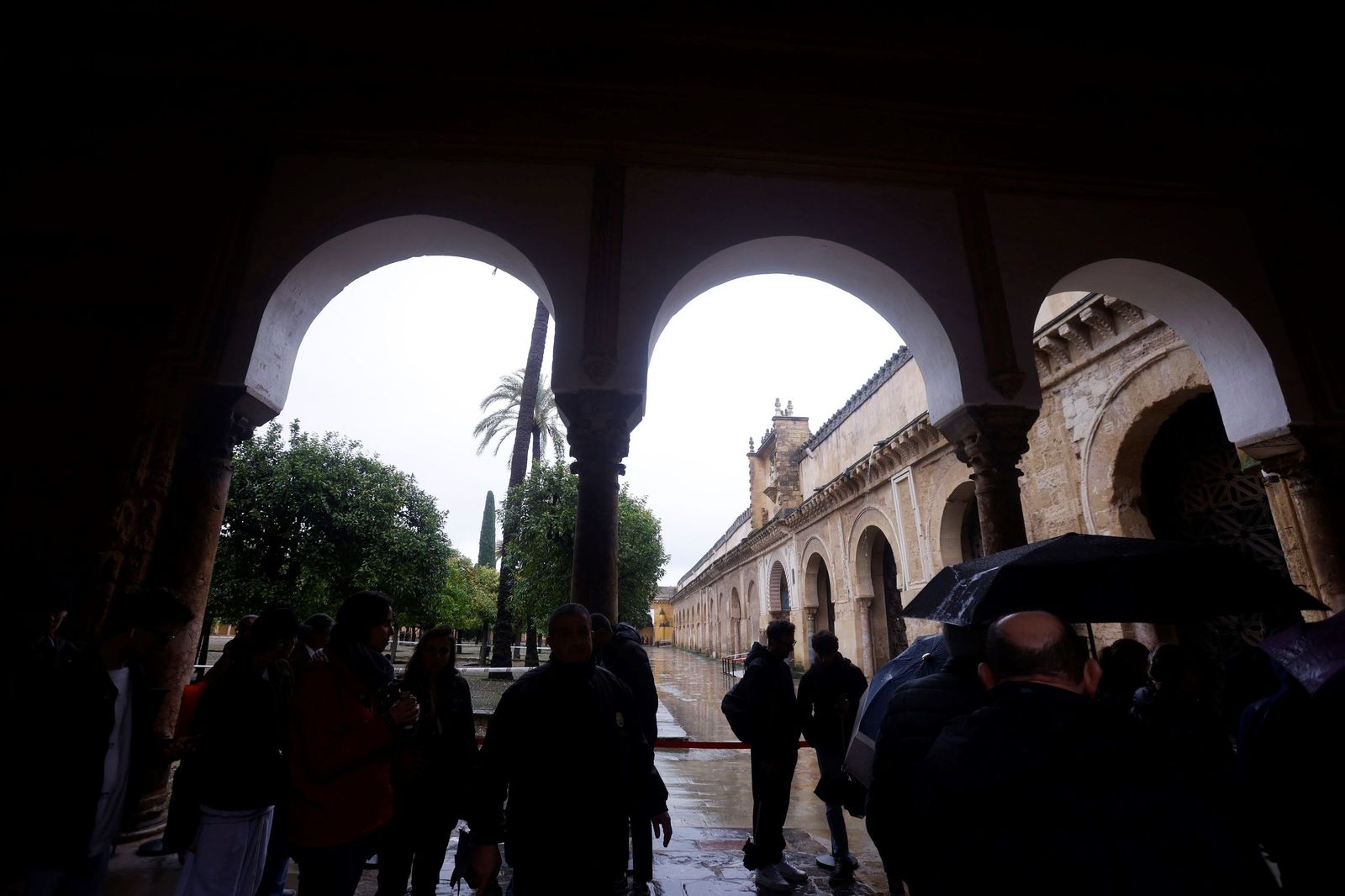 El Patio de los Naranjos de la Mezquita-Catedral por la borrasca Leonardo, en imágenes