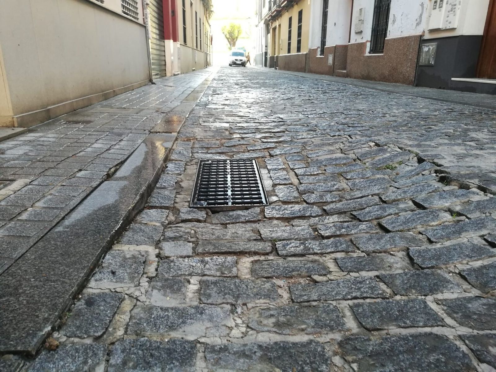 Uno de los desniveles que abundan en el pavimento del barrio de San Bernardo.