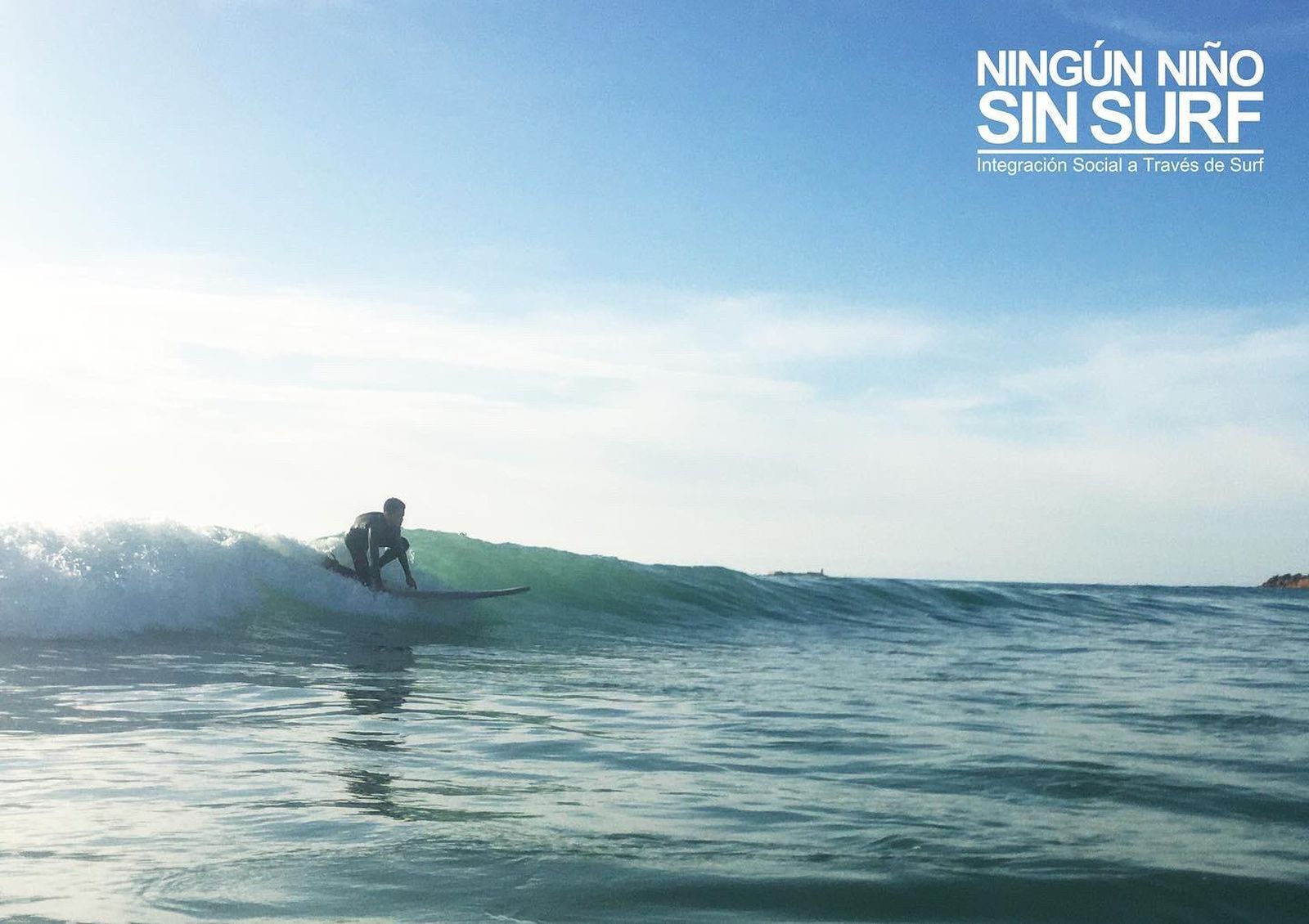 Un joven practica surf en una de las últimas ediciones.