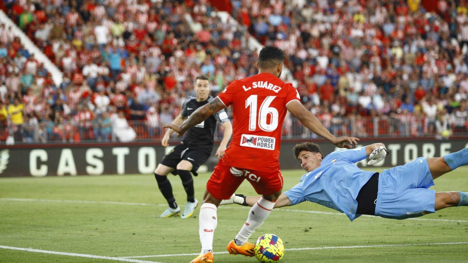 Suárez recorta a Werner en la ocasión que le puso en bandeja a Baptistao, que este mandó a las nubes