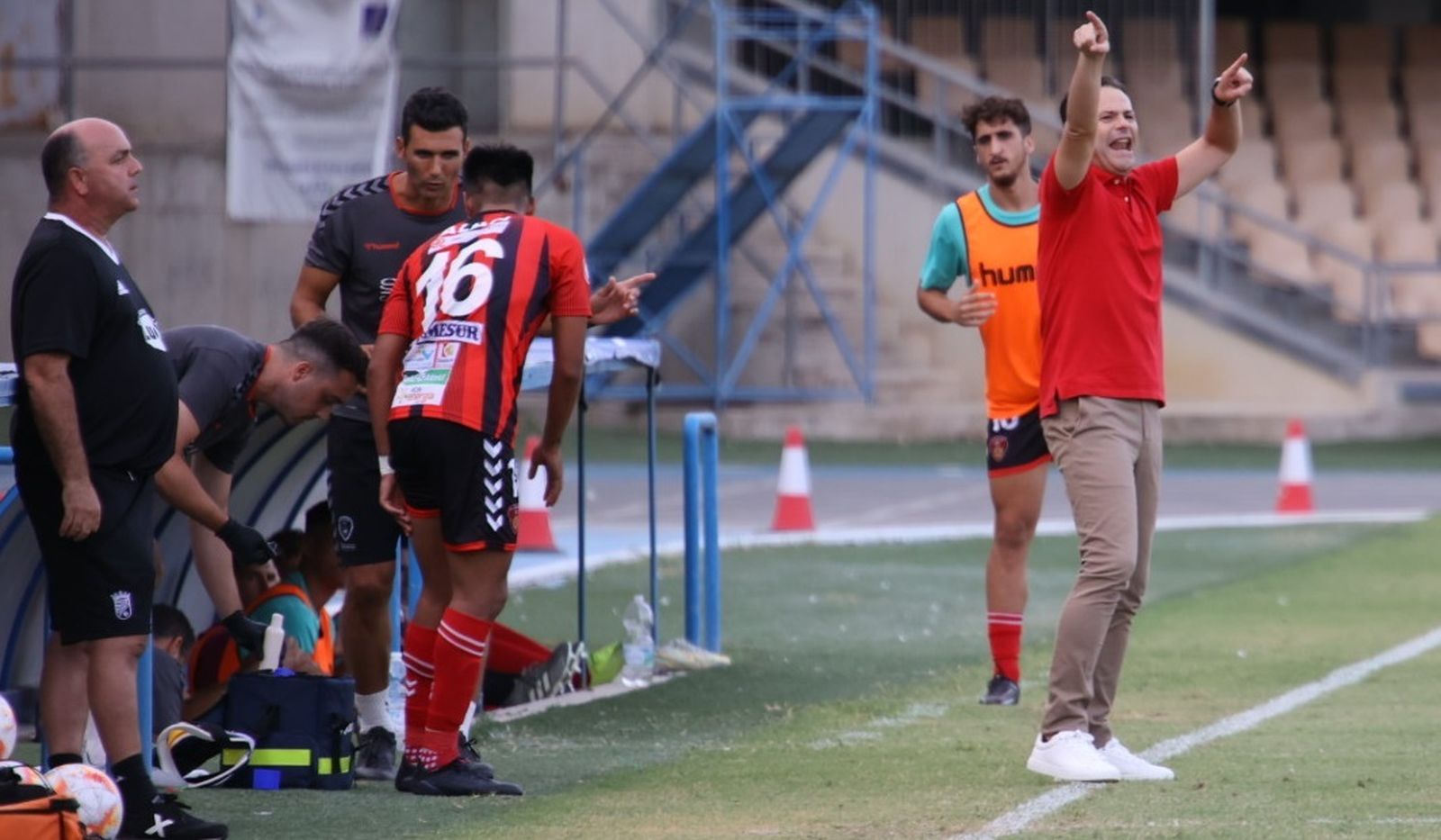 Juanmi Puentenueva da órdenes durante el choque en Chapín.