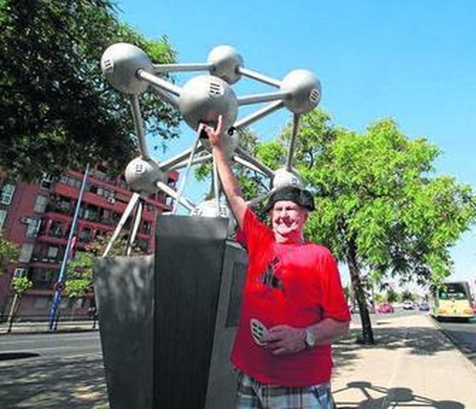 Marc Cram, ayer junto a la réplica del Atómium en Plaza de Armas.