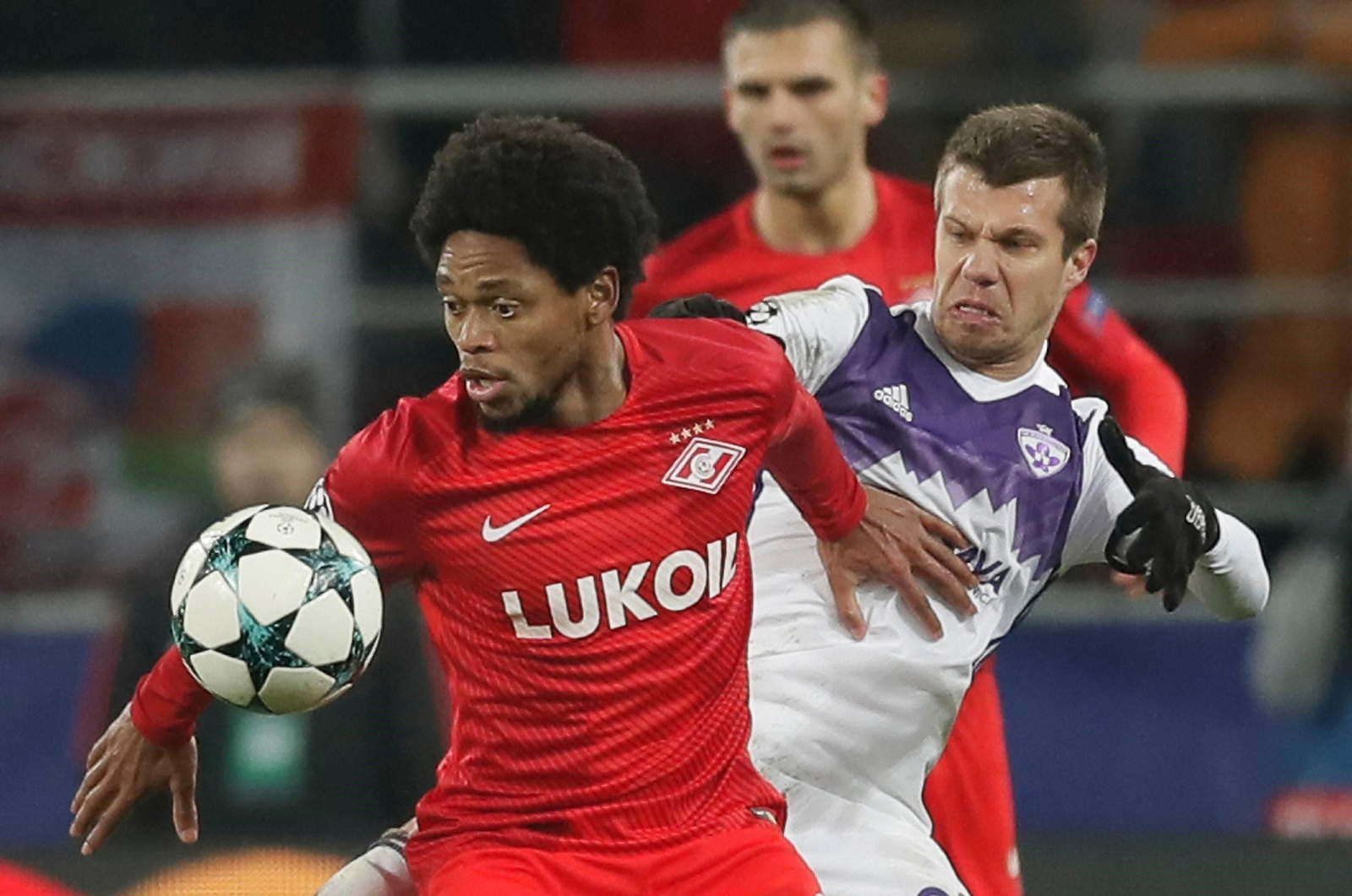 Luiz Adriano lucha por controlar el balón.